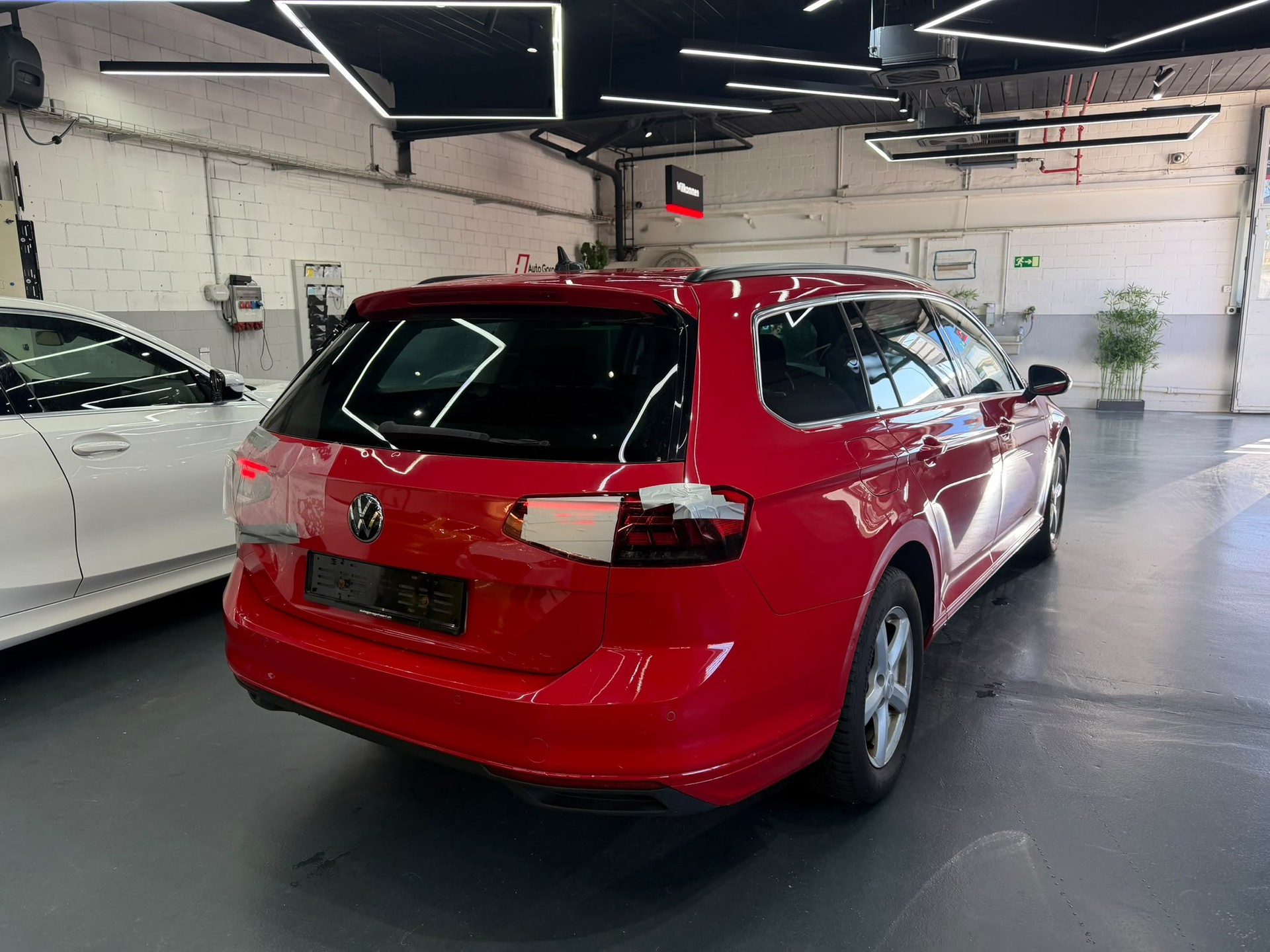 VW Passat 2.0 TDI BMT Business 4Motion DSG 200PS AHK-showroom-element-1