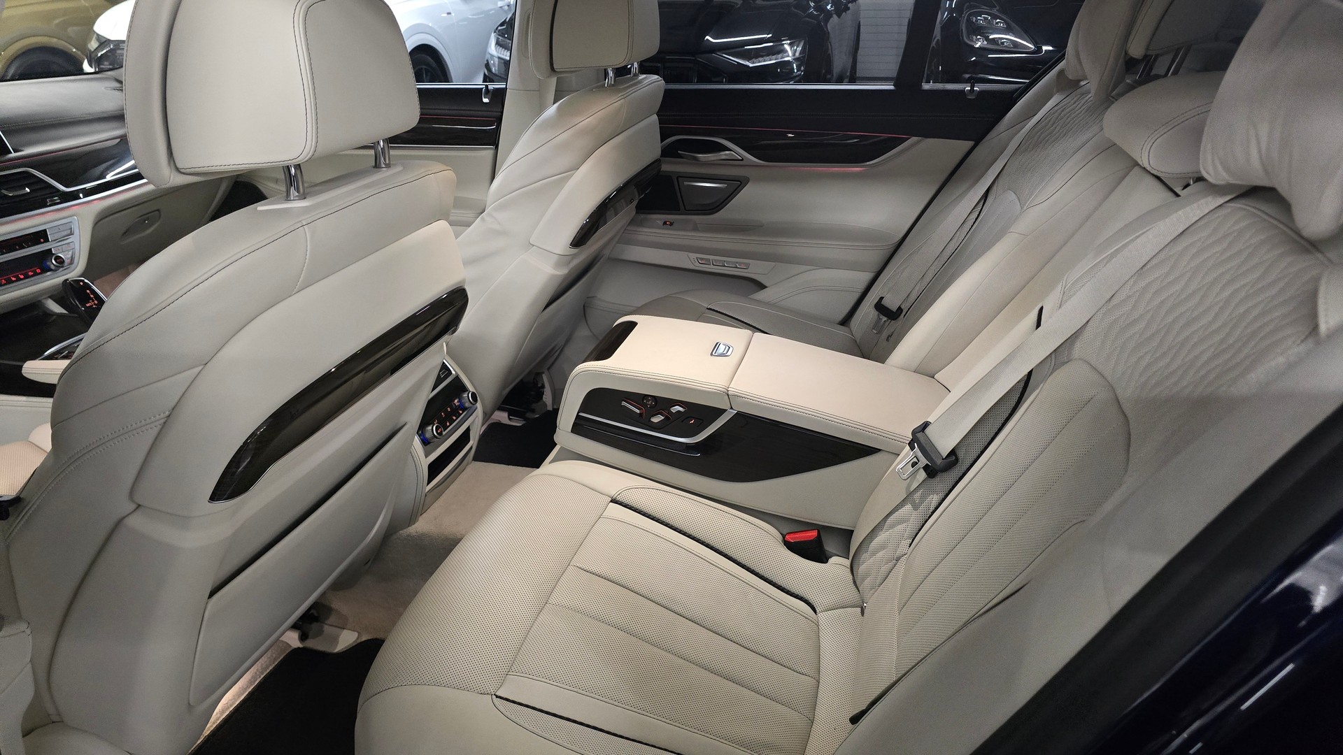 BMW 750i INDIVIDUAL xDrive Steptronic-image-22