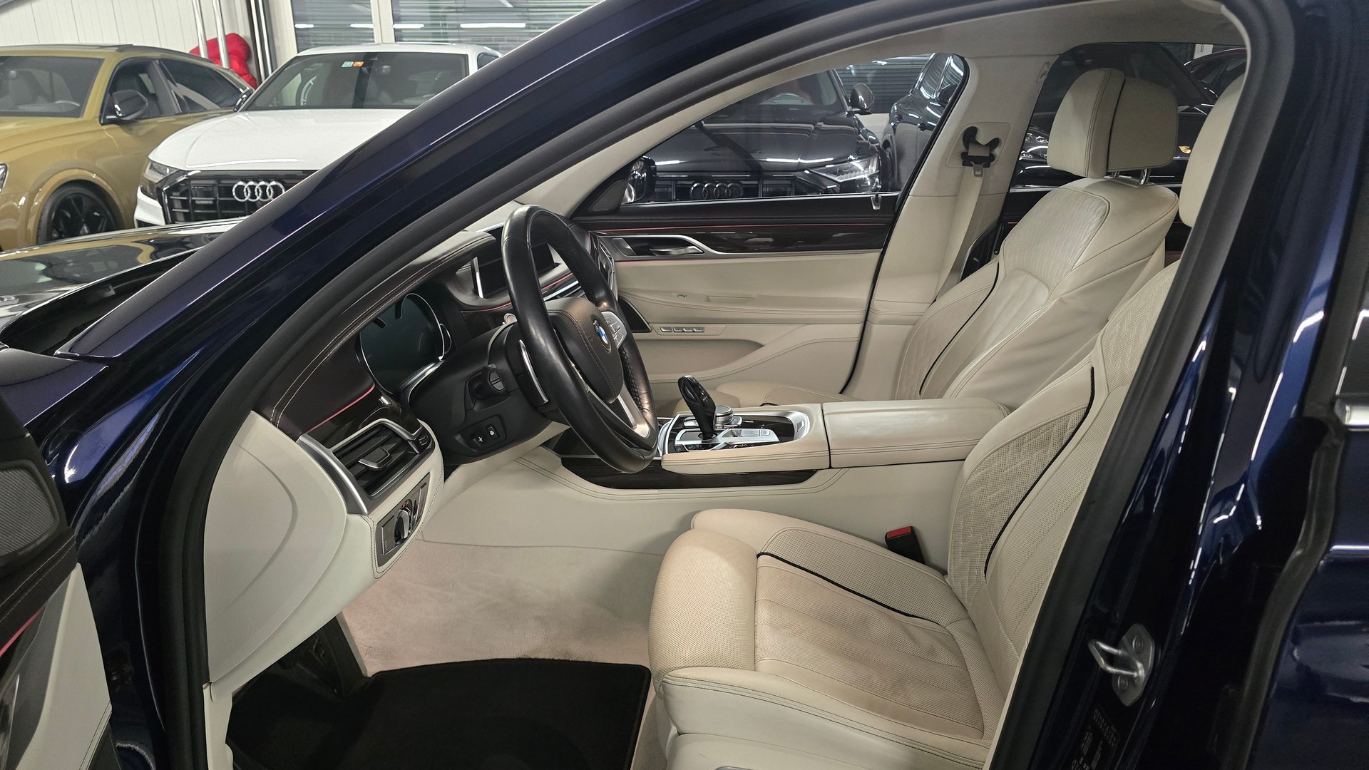 BMW 750i INDIVIDUAL xDrive Steptronic-image-16