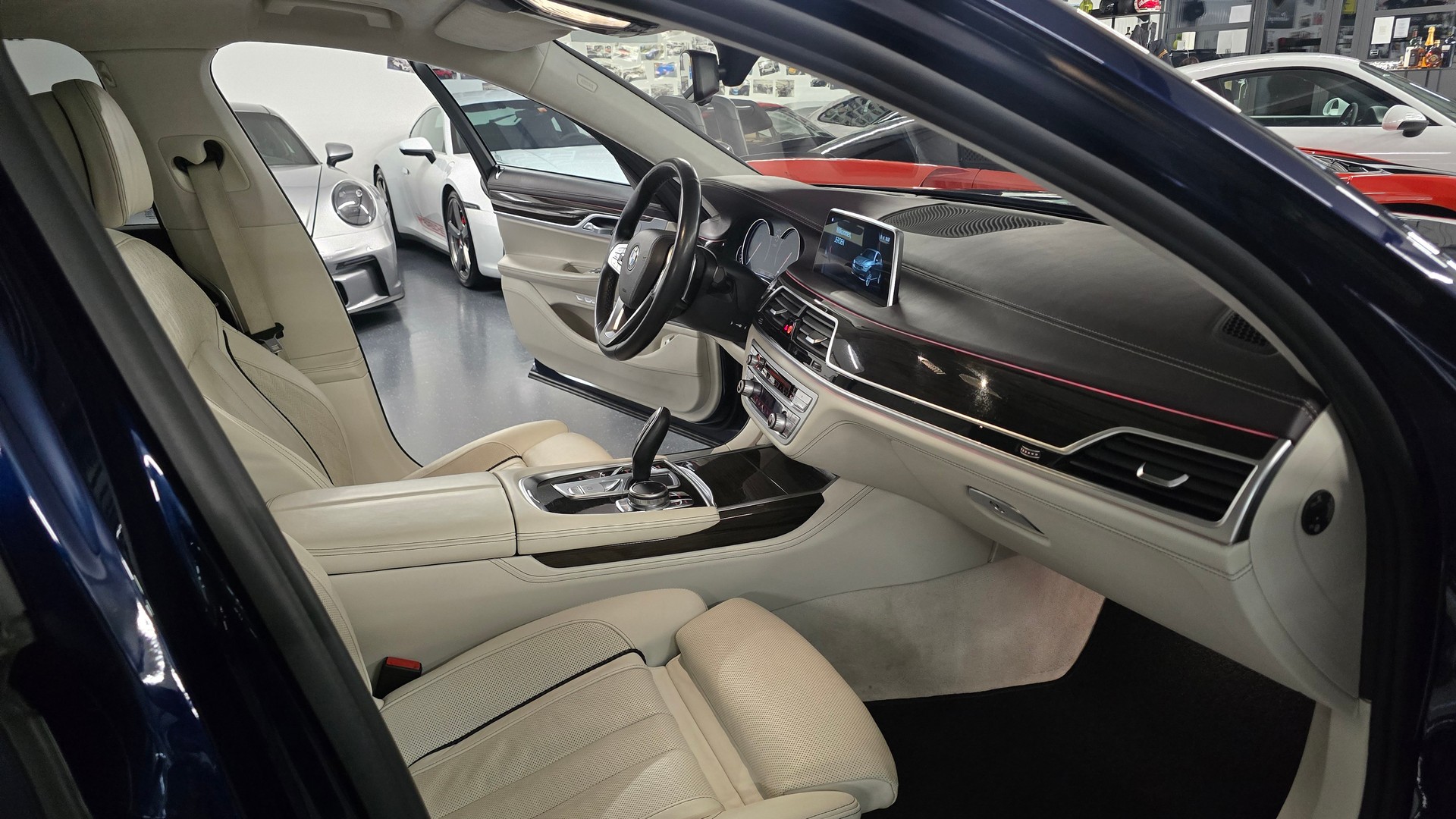 BMW 750i INDIVIDUAL xDrive Steptronic-image-21