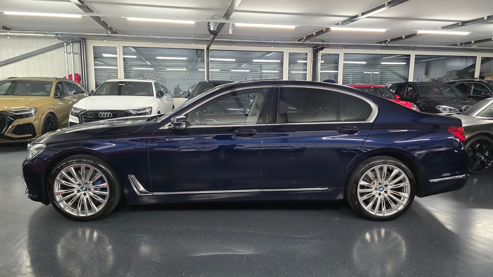 BMW 750i INDIVIDUAL xDrive Steptronic-image-10