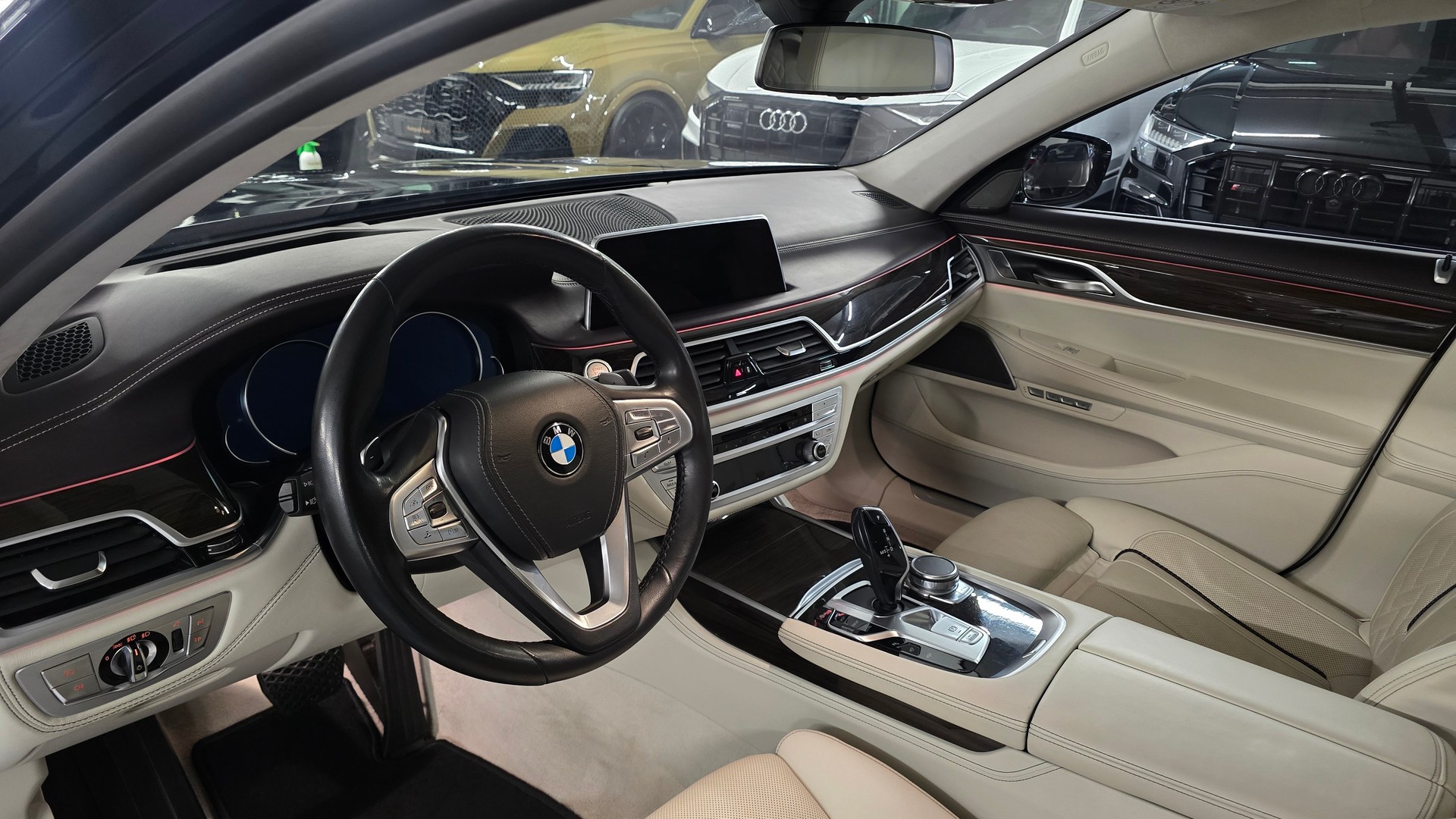 BMW 750i INDIVIDUAL xDrive Steptronic-image-13