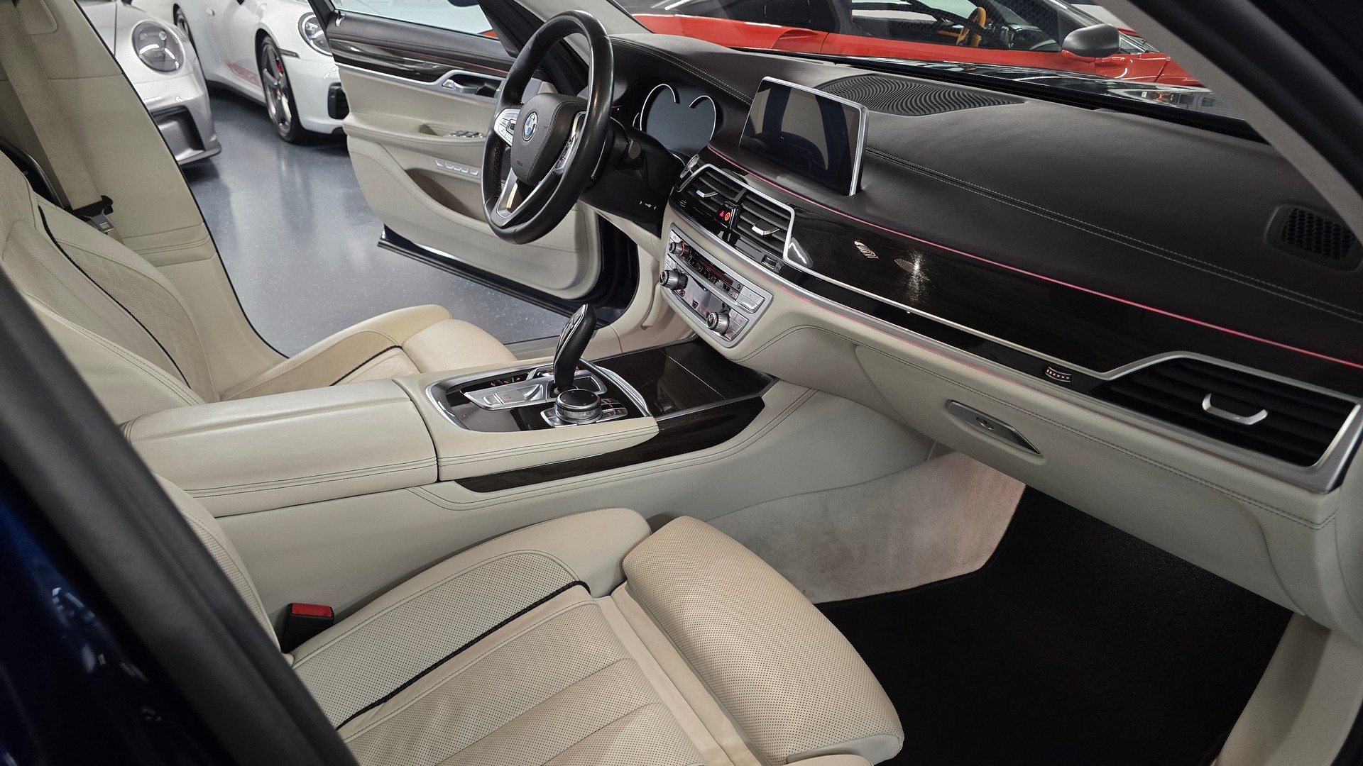 BMW 750i INDIVIDUAL xDrive Steptronic-image-18
