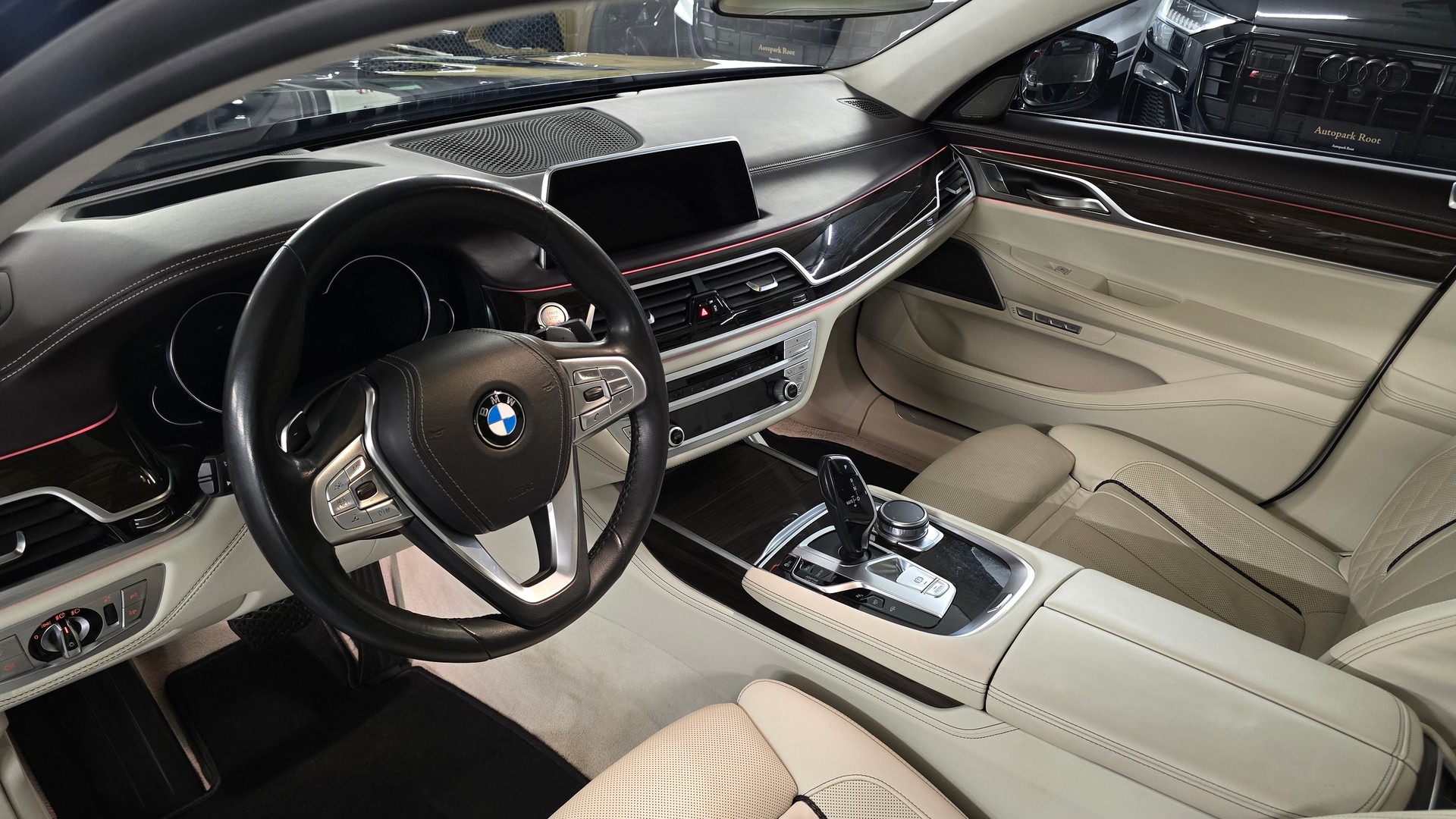 BMW 750i INDIVIDUAL xDrive Steptronic-image-17