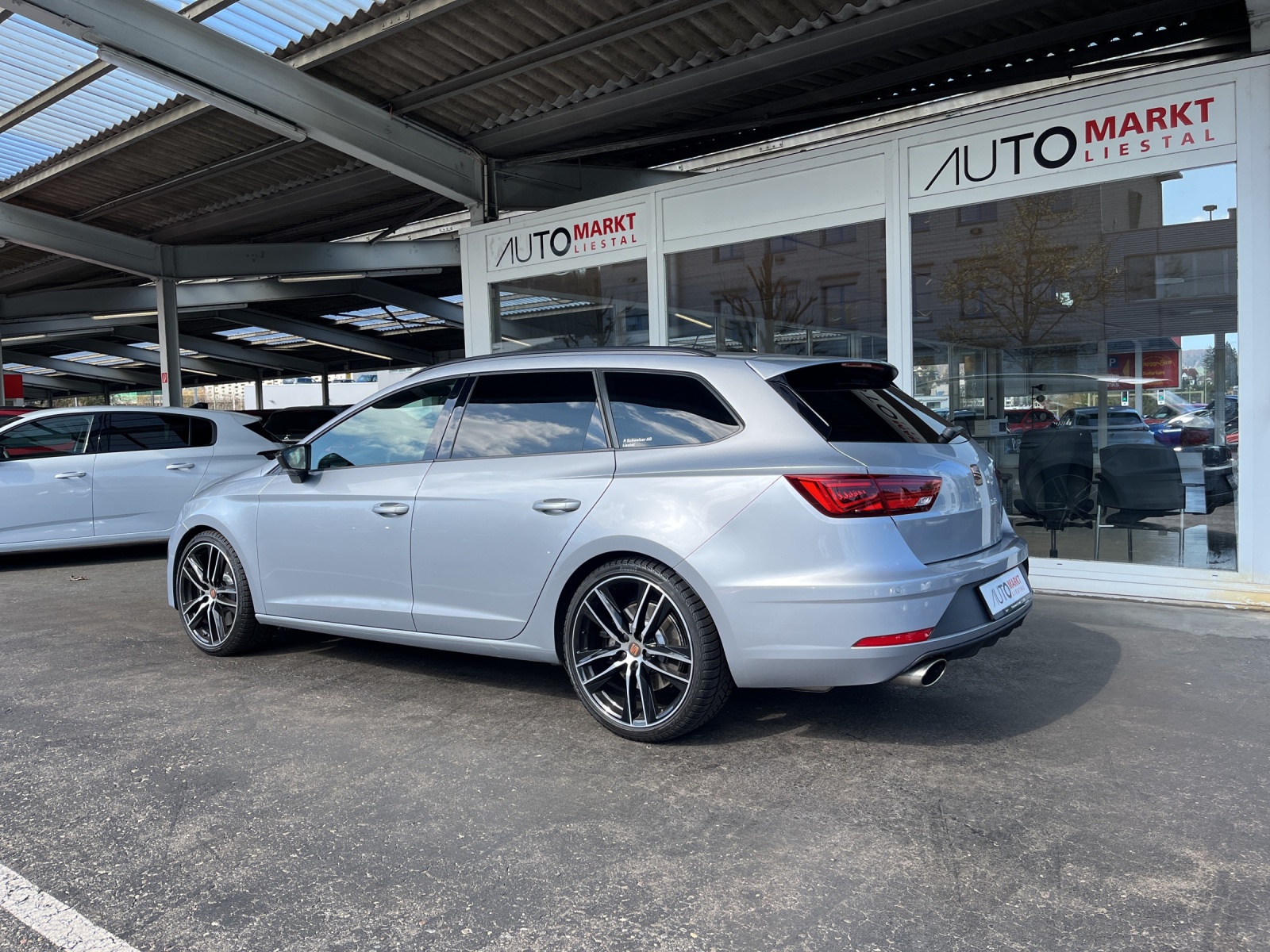 SEAT Leon ST 2.0 TSI Cupra 300 4 Drive DSG-image-2