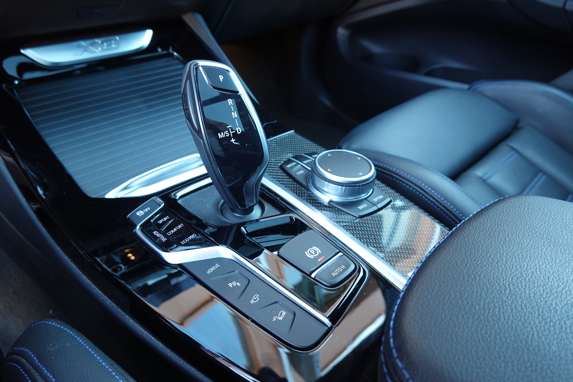 BMW X3 xDrive 30e M Sport - "CH Auto * Harman Kardon * Caméra + Capteurs * Roues 20'* Sieges M * Toit Ouvrant"-image-20