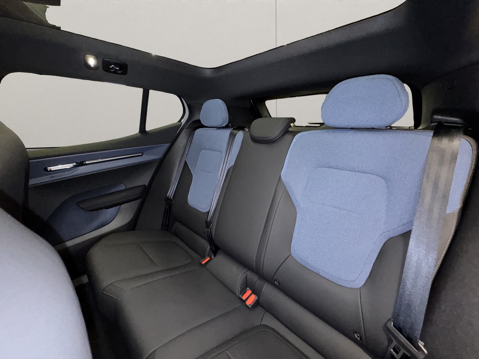 VOLVO EX30 CC E60 Twin Performance AWD-image-11