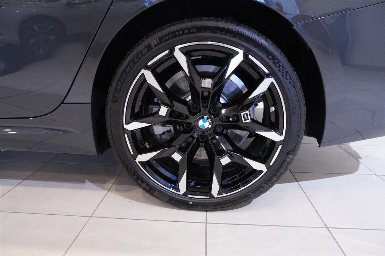 BMW 330e Touring xDrive Steptronic M Sport-image-1