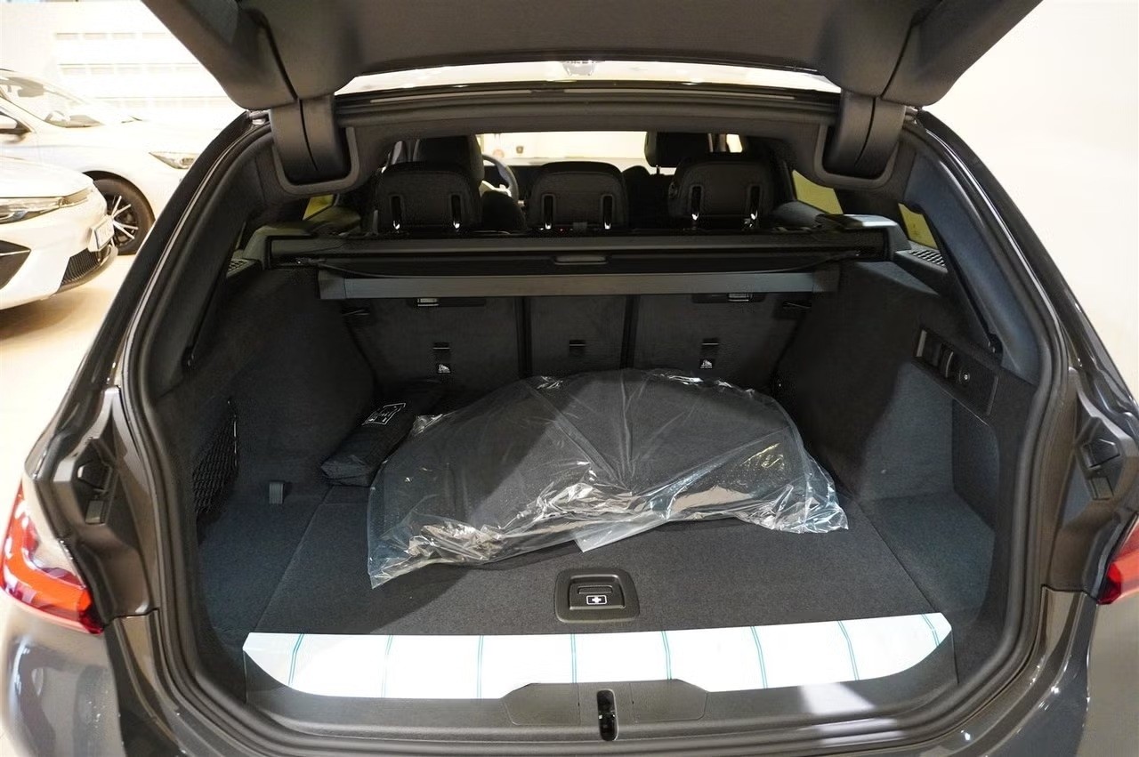 BMW 330e Touring xDrive Steptronic M Sport-image-3