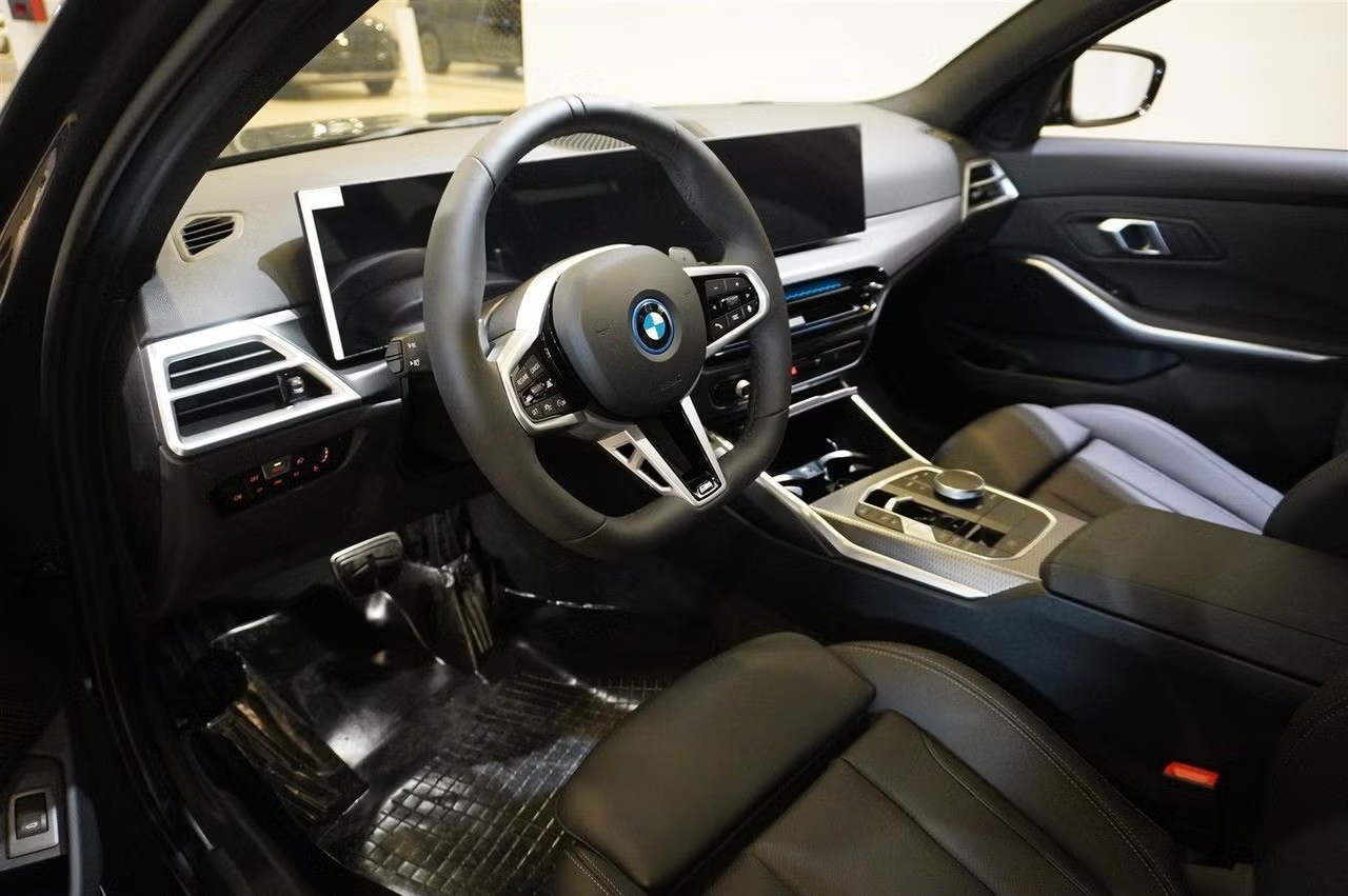 BMW 330e Touring xDrive Steptronic M Sport-image-5
