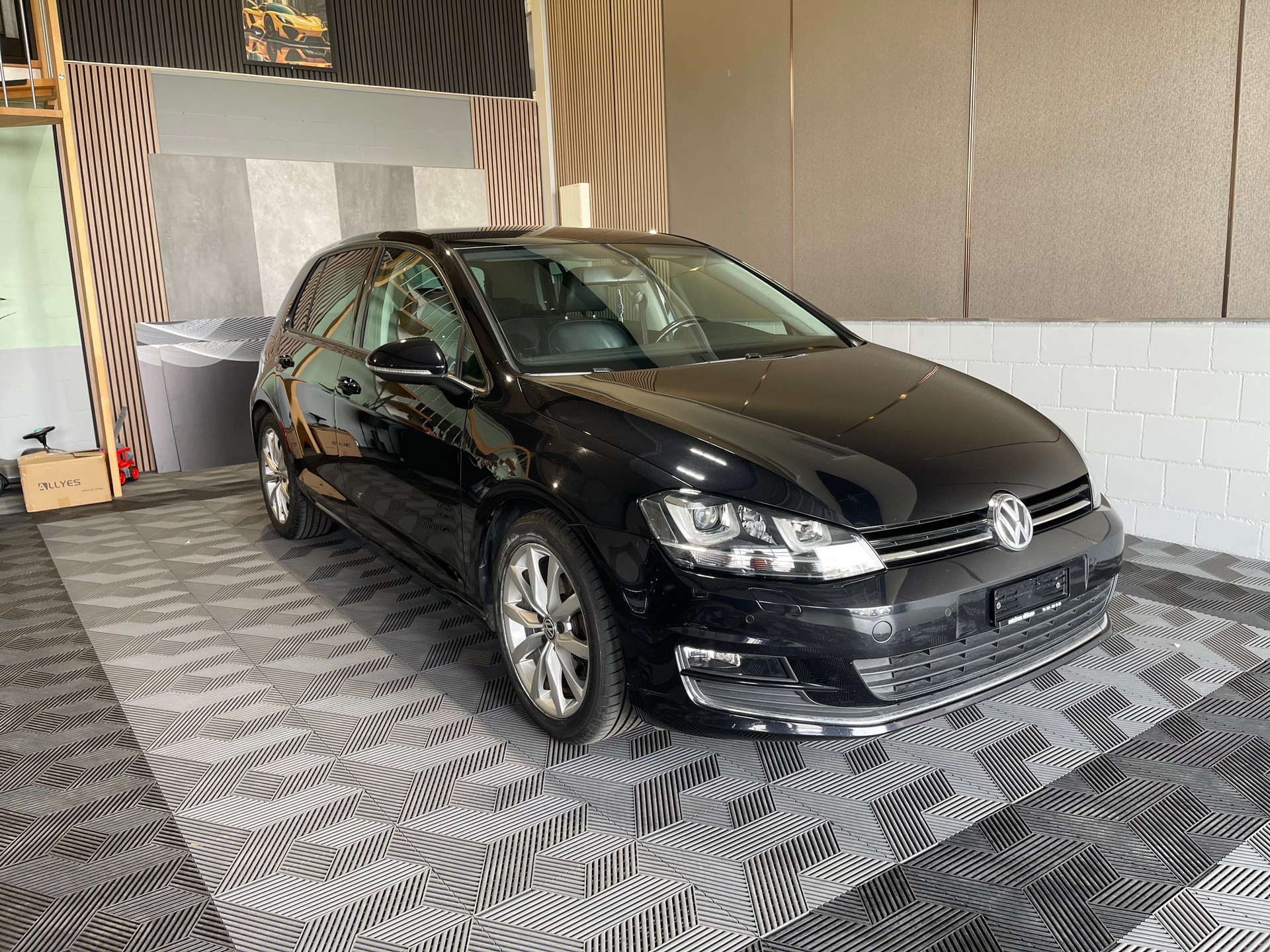 VW Golf 1.4 TSI Highline-showroom-element-1