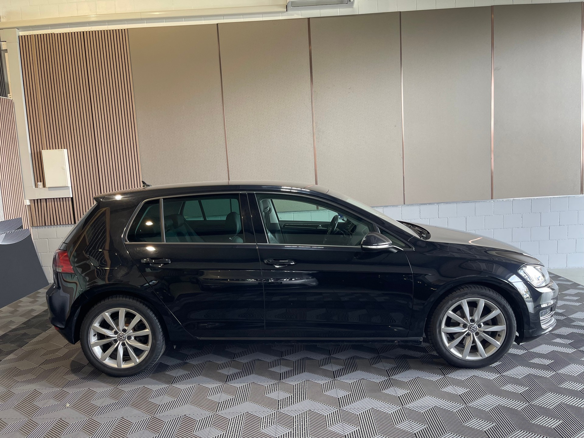VW Golf 1.4 TSI Highline-showroom-element-3