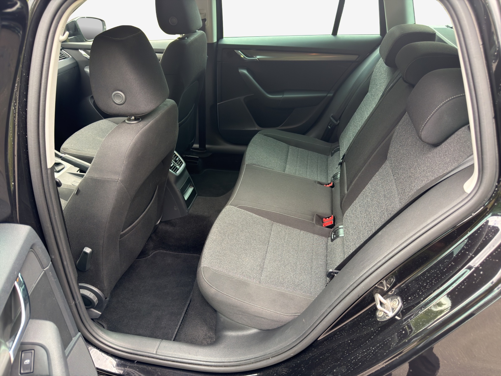 SKODA Octavia Combi 1.5 TSI Soleil DSG-image-11