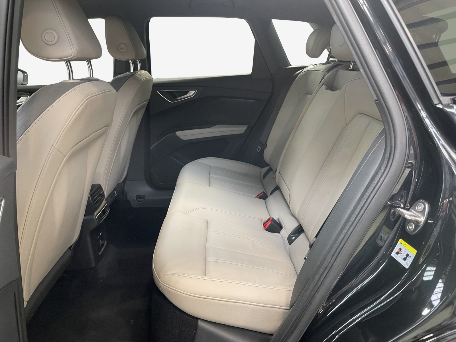 AUDI Q4 e-tron 50 quattro-image-12