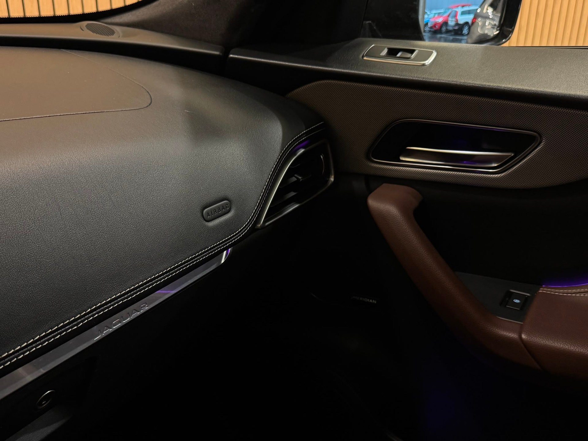 JAGUAR F-Pace 3.0 TDV6 Pure AWD Automatik-image-9