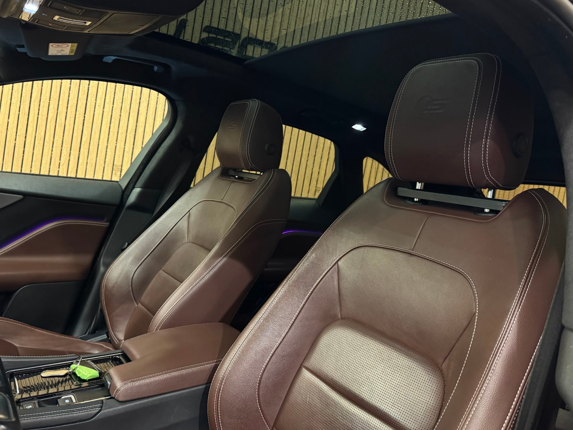 JAGUAR F-Pace 3.0 TDV6 Pure AWD Automatik-image-19