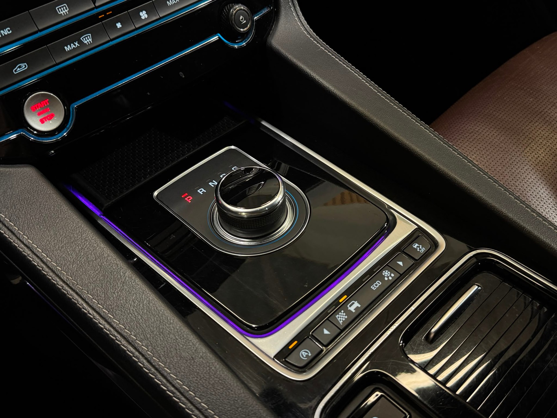 JAGUAR F-Pace 3.0 TDV6 Pure AWD Automatik-image-13