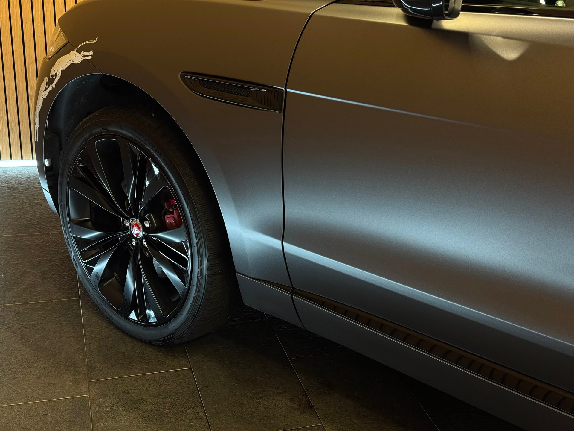 JAGUAR F-Pace 3.0 TDV6 Pure AWD Automatik-image-2
