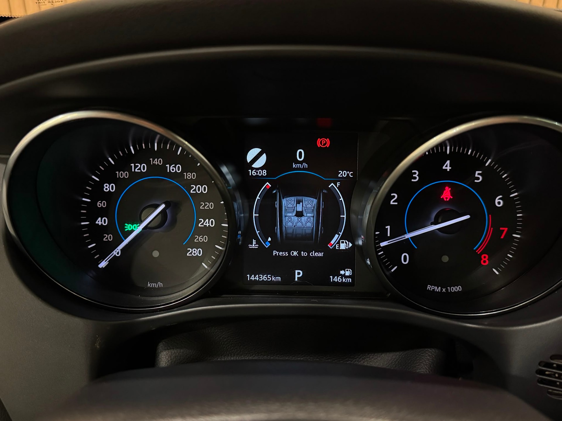 JAGUAR F-Pace 3.0 TDV6 Pure AWD Automatik-image-11