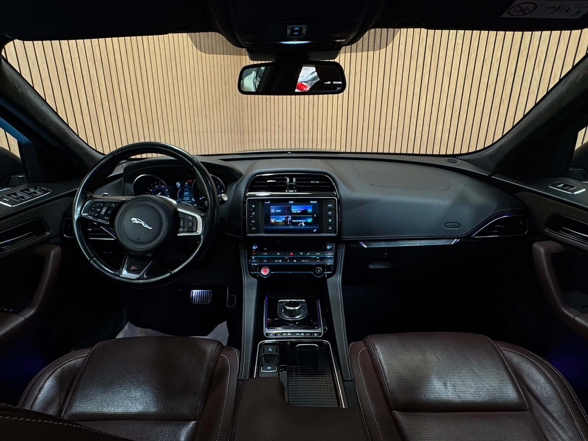 JAGUAR F-Pace 3.0 TDV6 Pure AWD Automatik-image-10