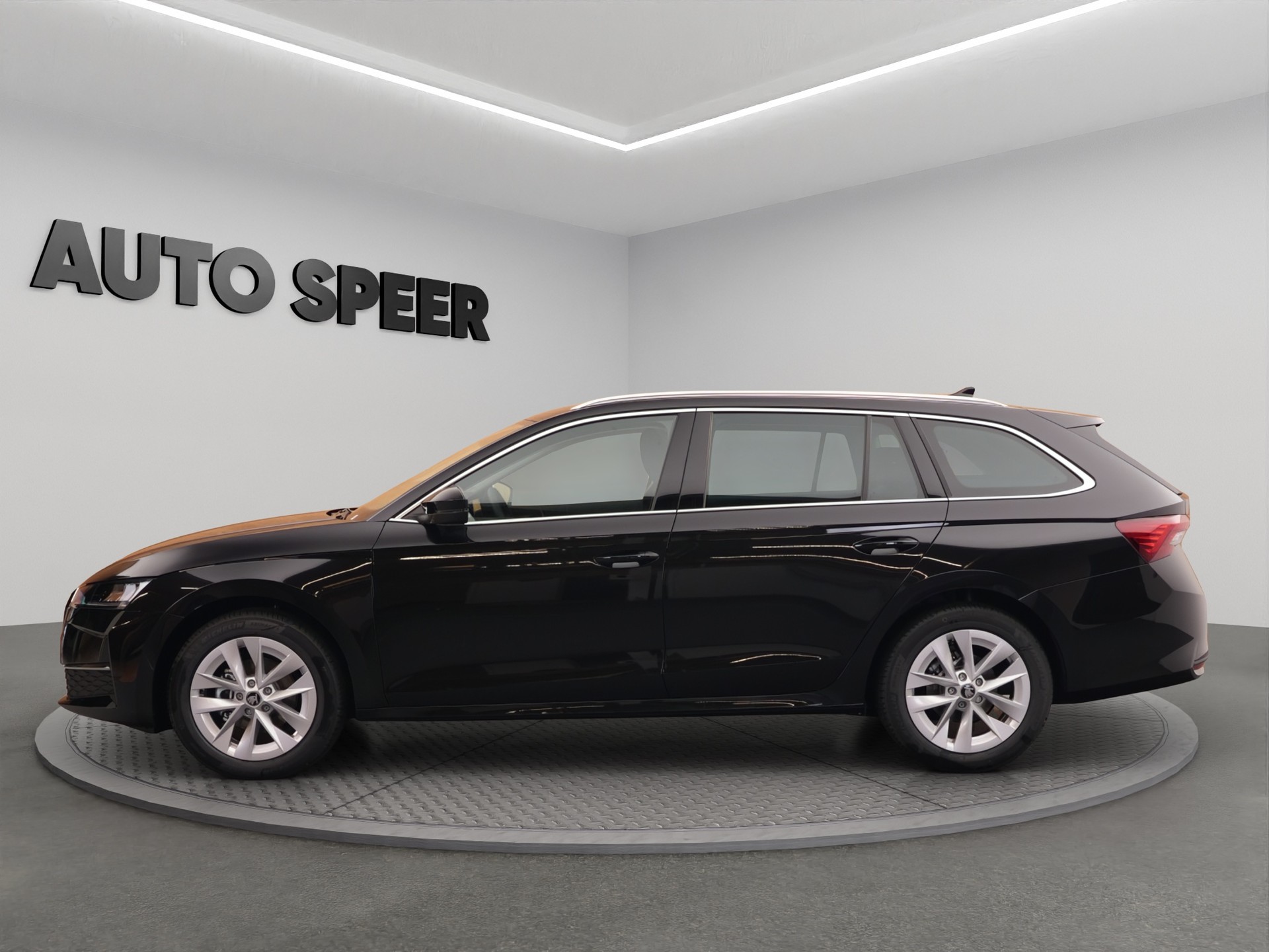 SKODA Octavia Combi 1.5 TSI mHEV DSG Selection-image-3