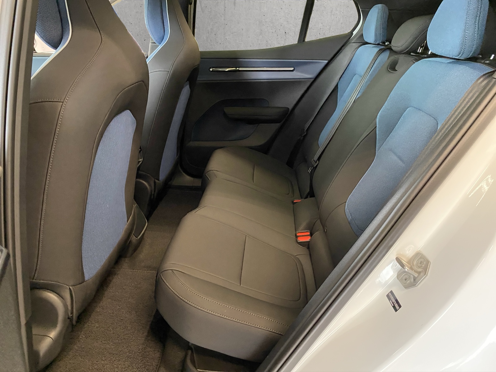 VOLVO EX30 Cross Country E60 69kWh Twin Performance AWD-image-12