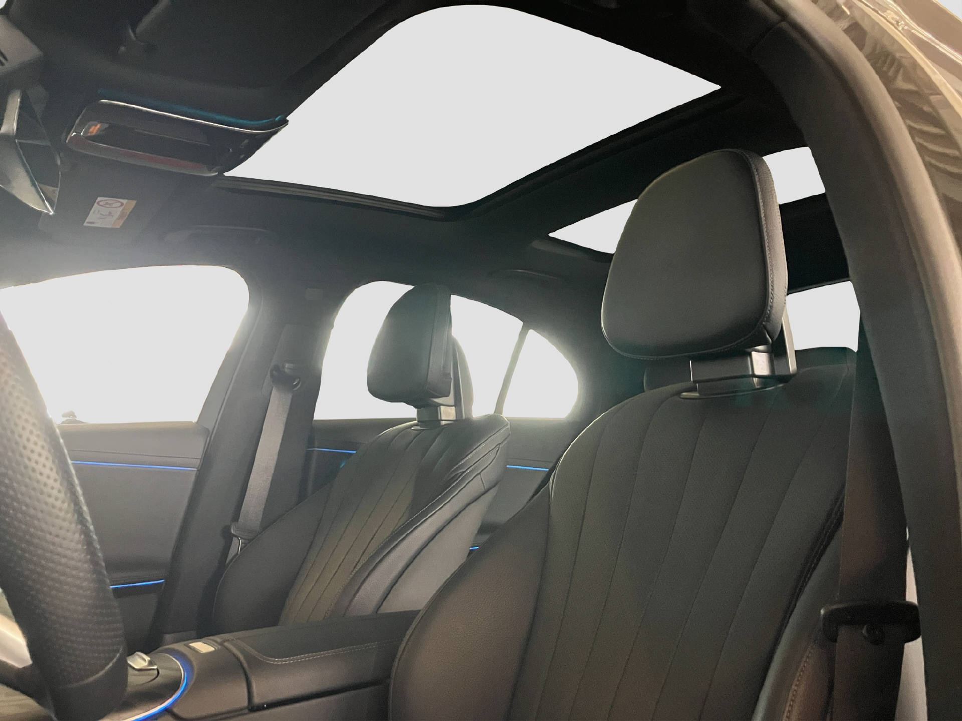 MERCEDES-BENZ E 300 e AMG Line 4MATIC-image-10