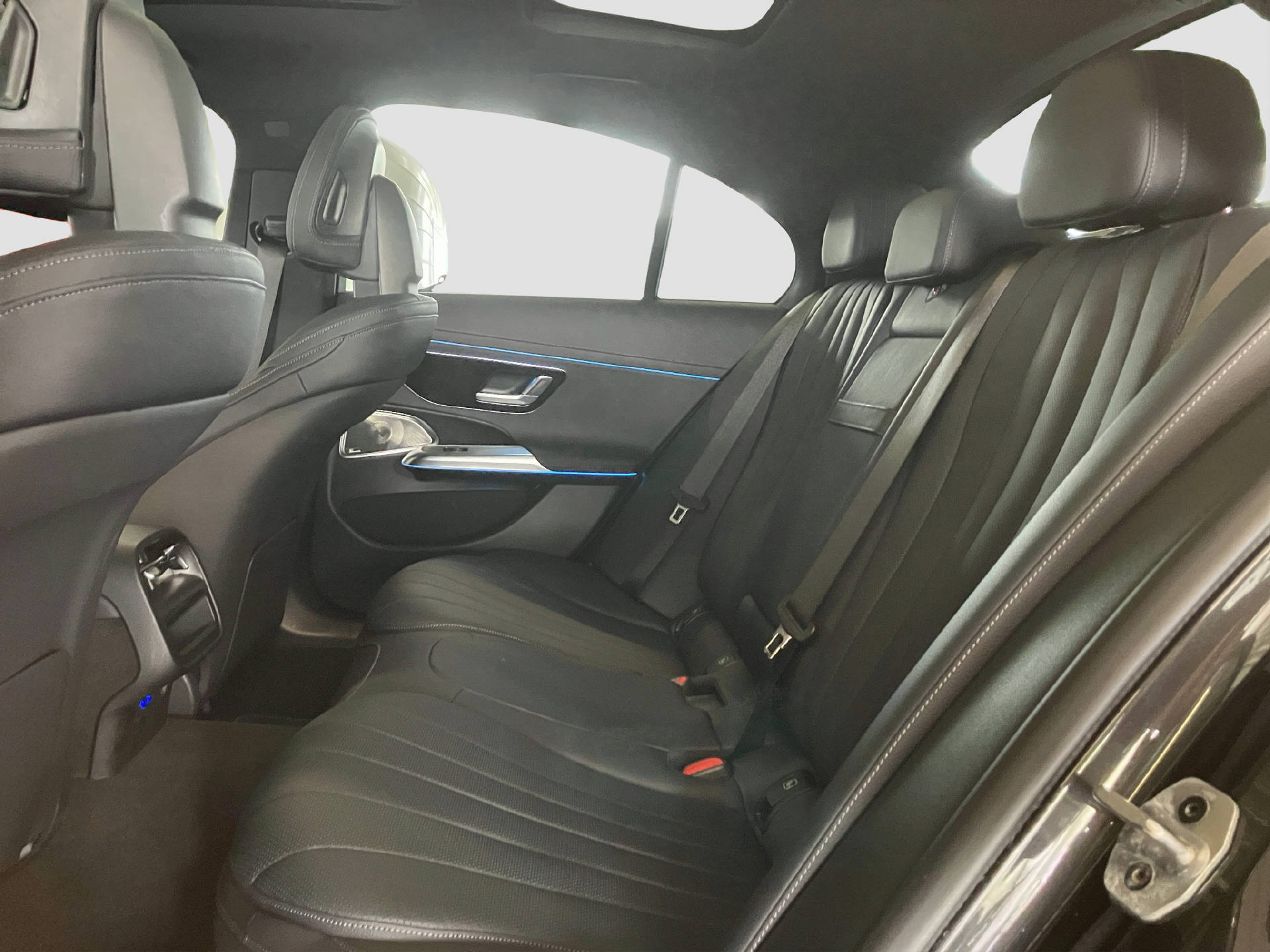 MERCEDES-BENZ E 300 e AMG Line 4MATIC-image-12