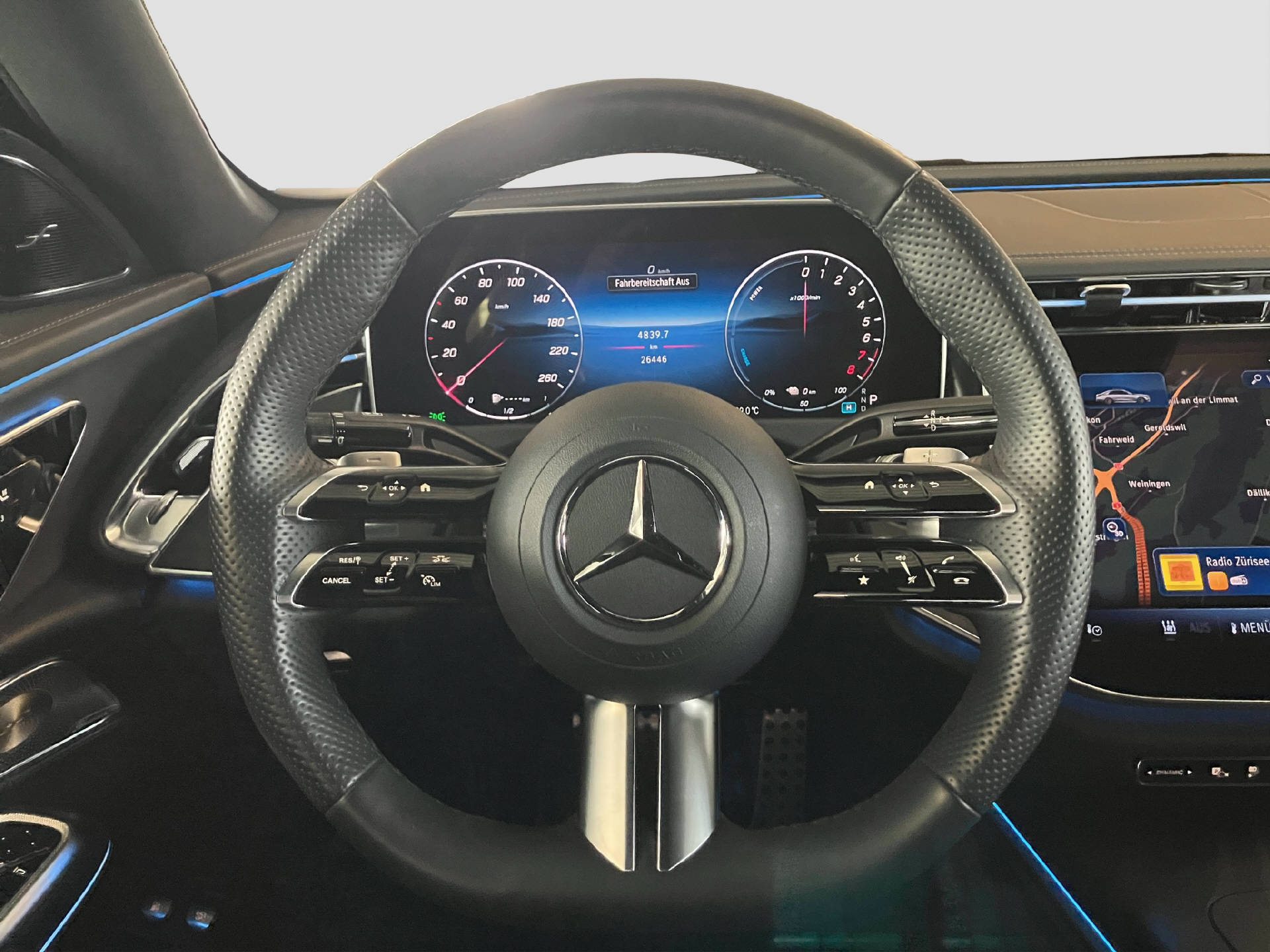 MERCEDES-BENZ E 300 e AMG Line 4MATIC-image-8