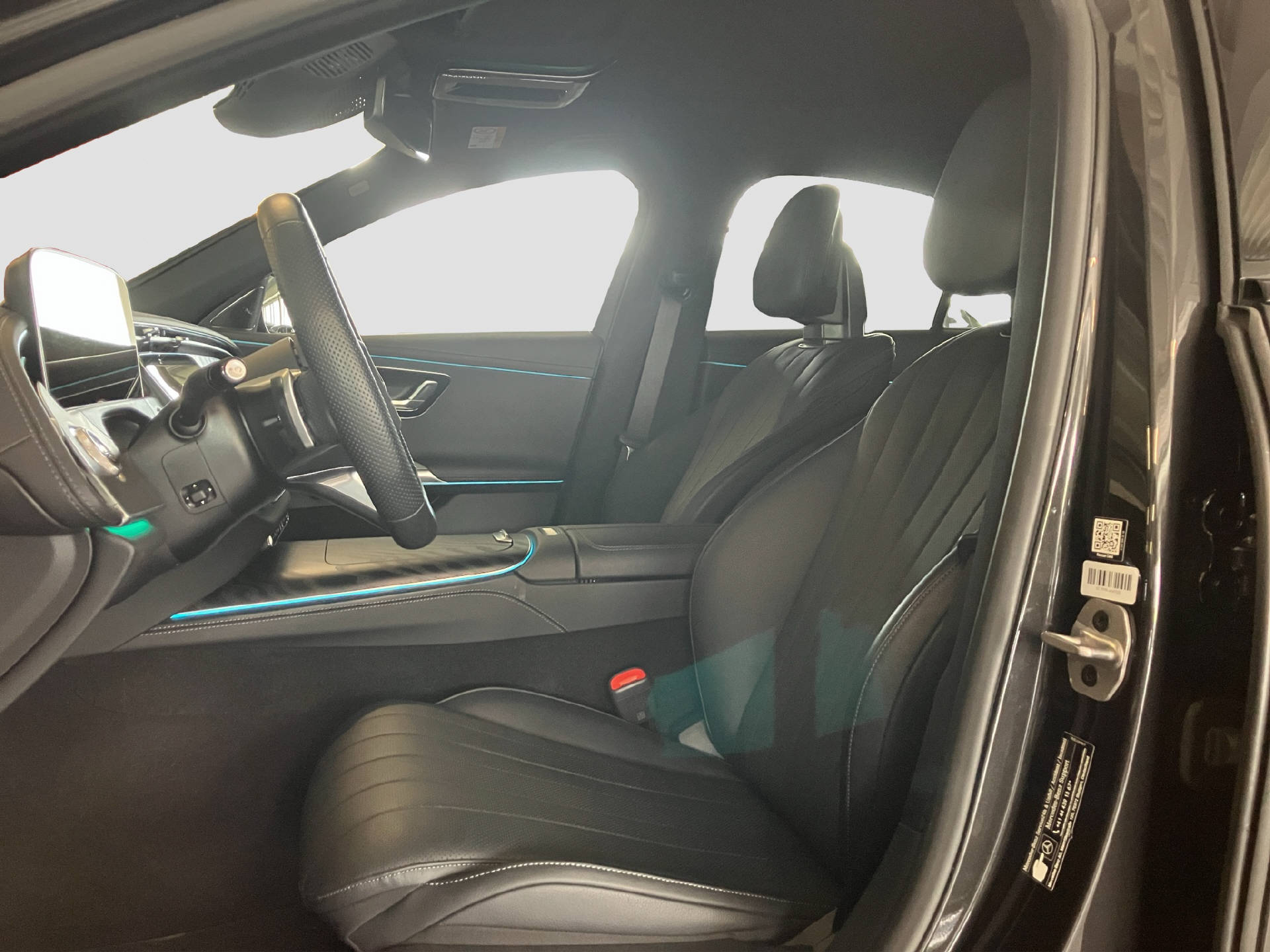 MERCEDES-BENZ E 300 e AMG Line 4MATIC-image-6