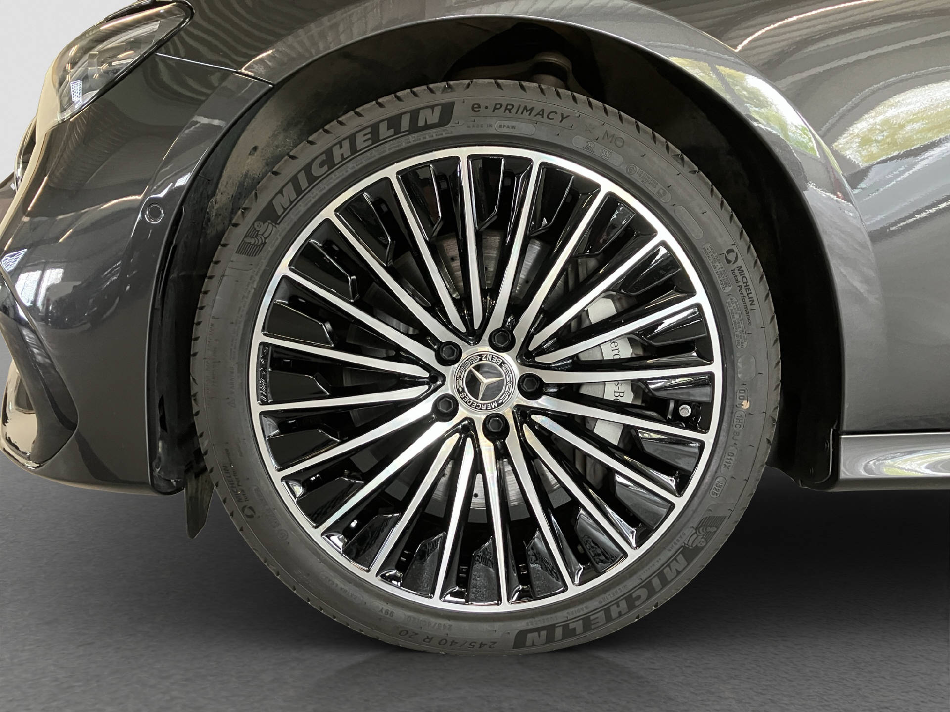MERCEDES-BENZ E 300 e AMG Line 4MATIC-image-5