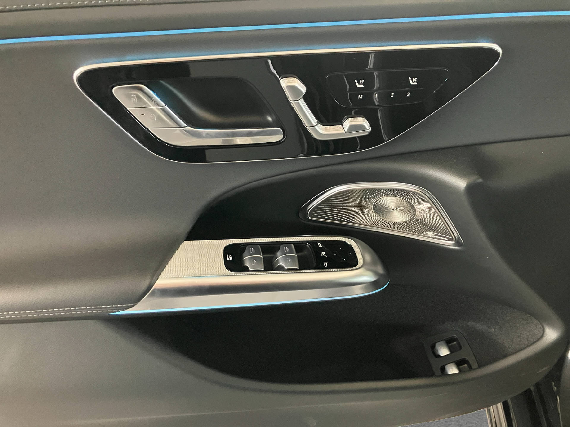 MERCEDES-BENZ E 300 e AMG Line 4MATIC-image-11