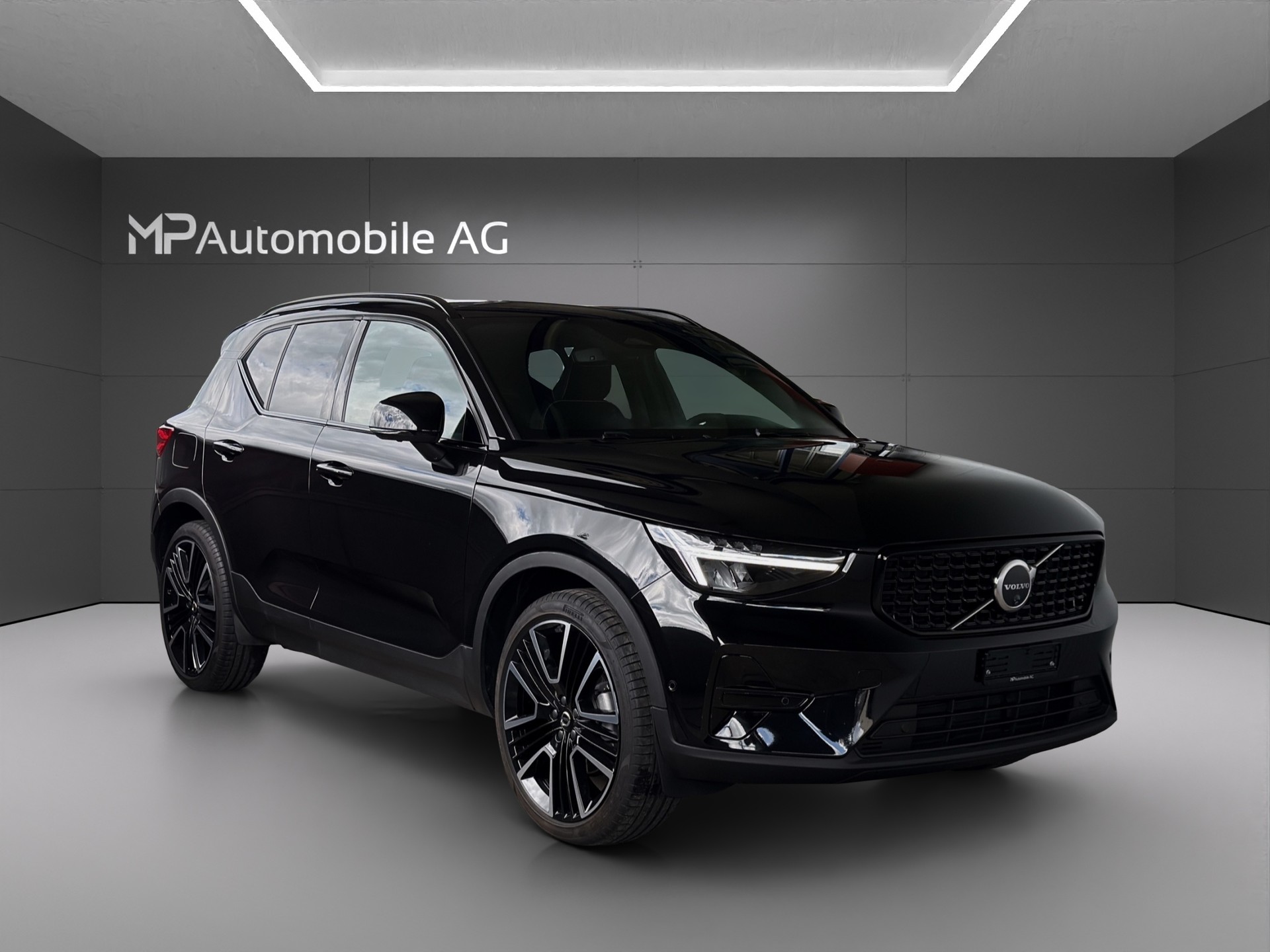 VOLVO XC40 B3 Benzin Mild Hybrid Plus Dark DCT-image-1