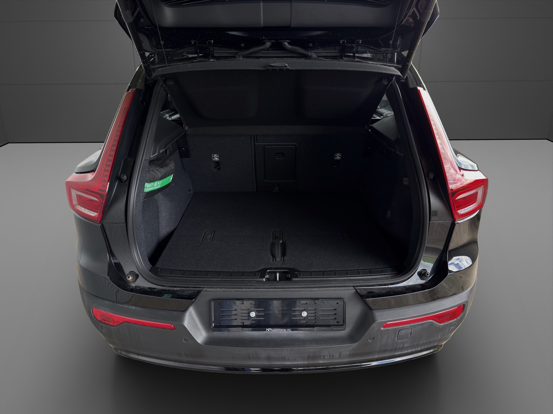 VOLVO XC40 B3 Benzin Mild Hybrid Plus Dark DCT-image-3