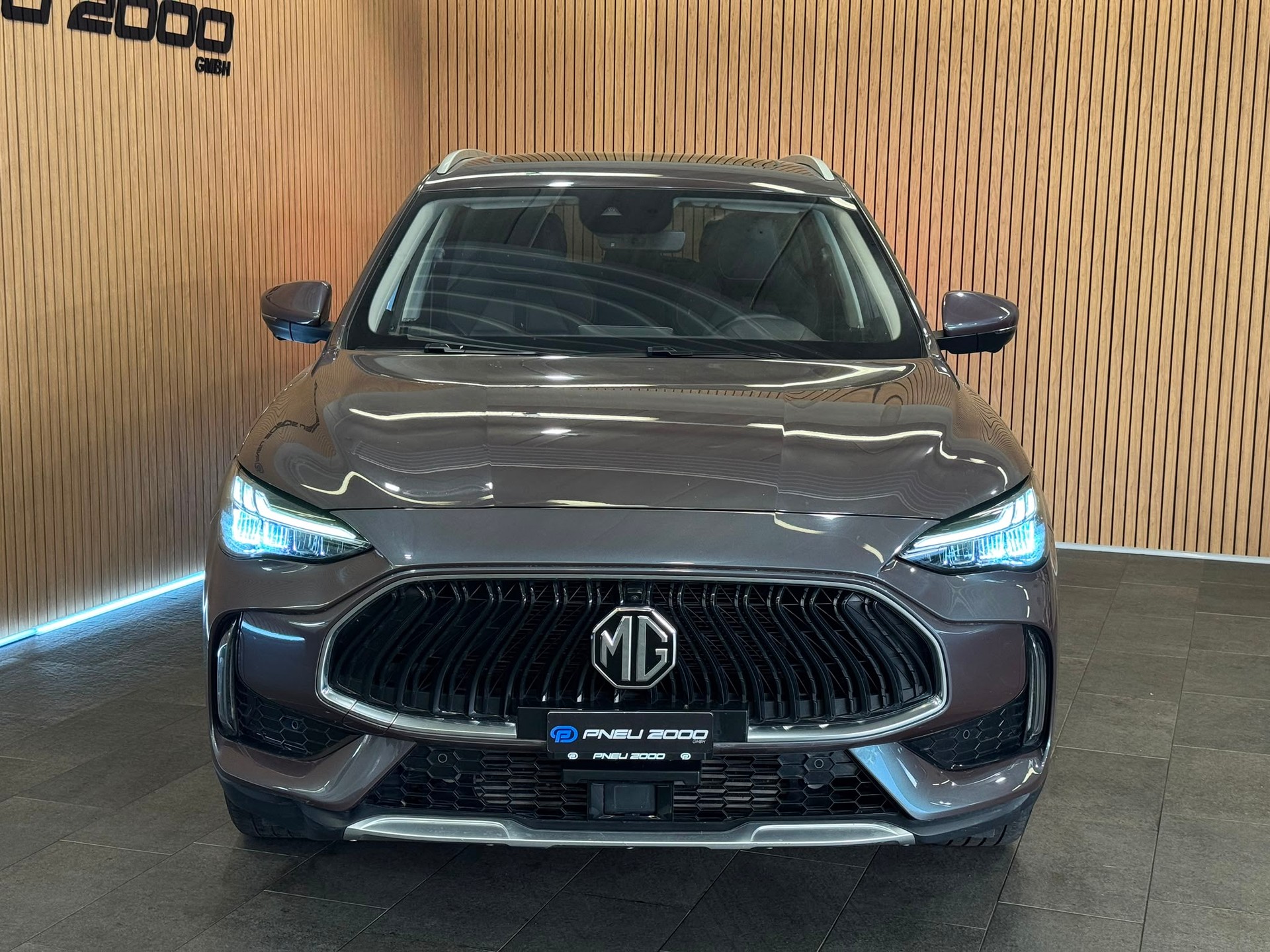 MG HS DCT Luxury-showroom-element-2