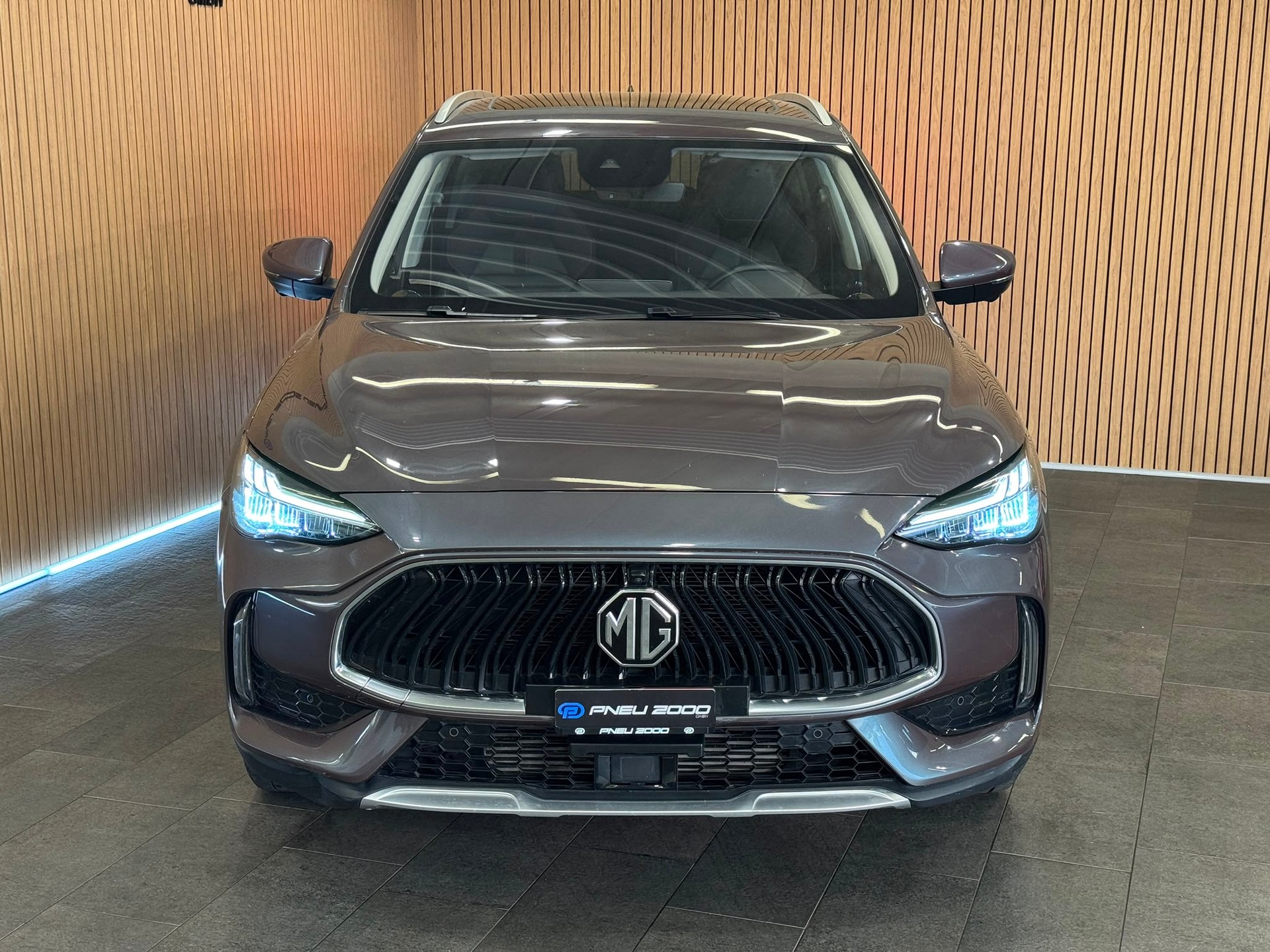 MG HS DCT Luxury-showroom-element-1