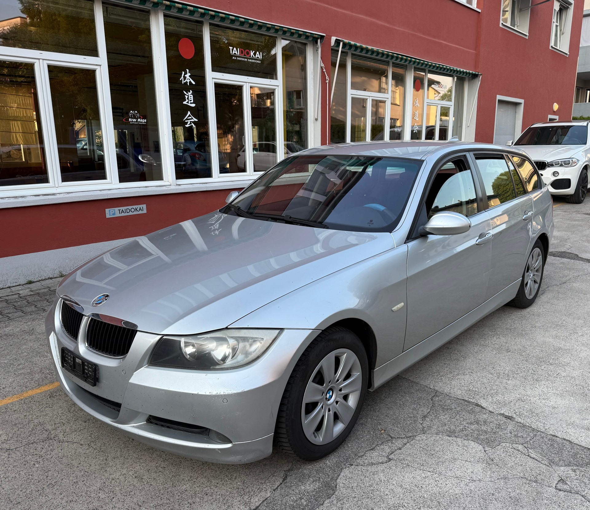 BMW 320d Touring-image-1