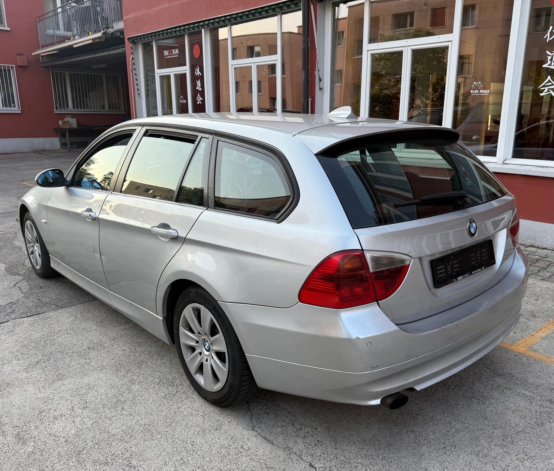 BMW 320d Touring-image-3