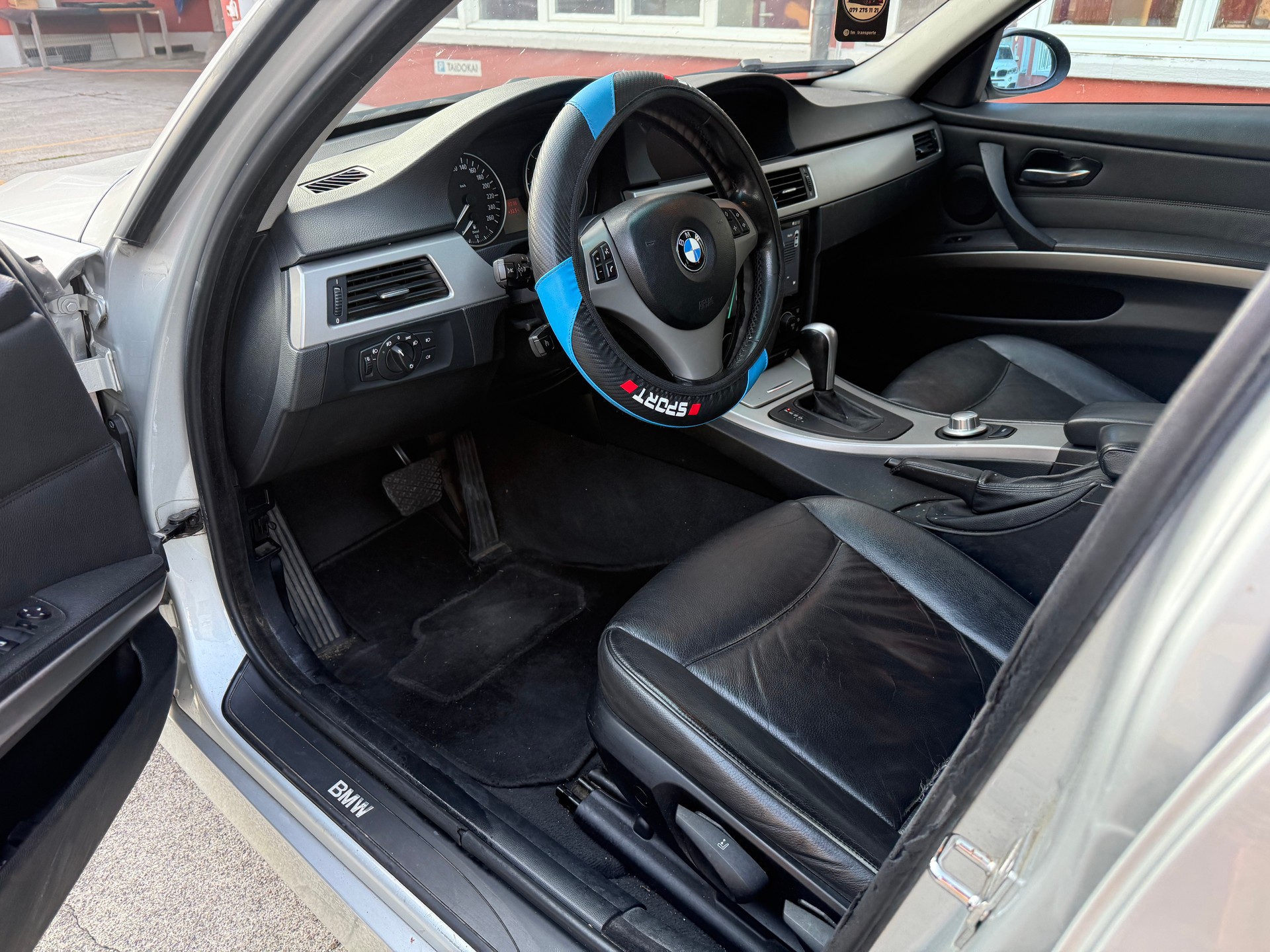 BMW 320d Touring-image-6