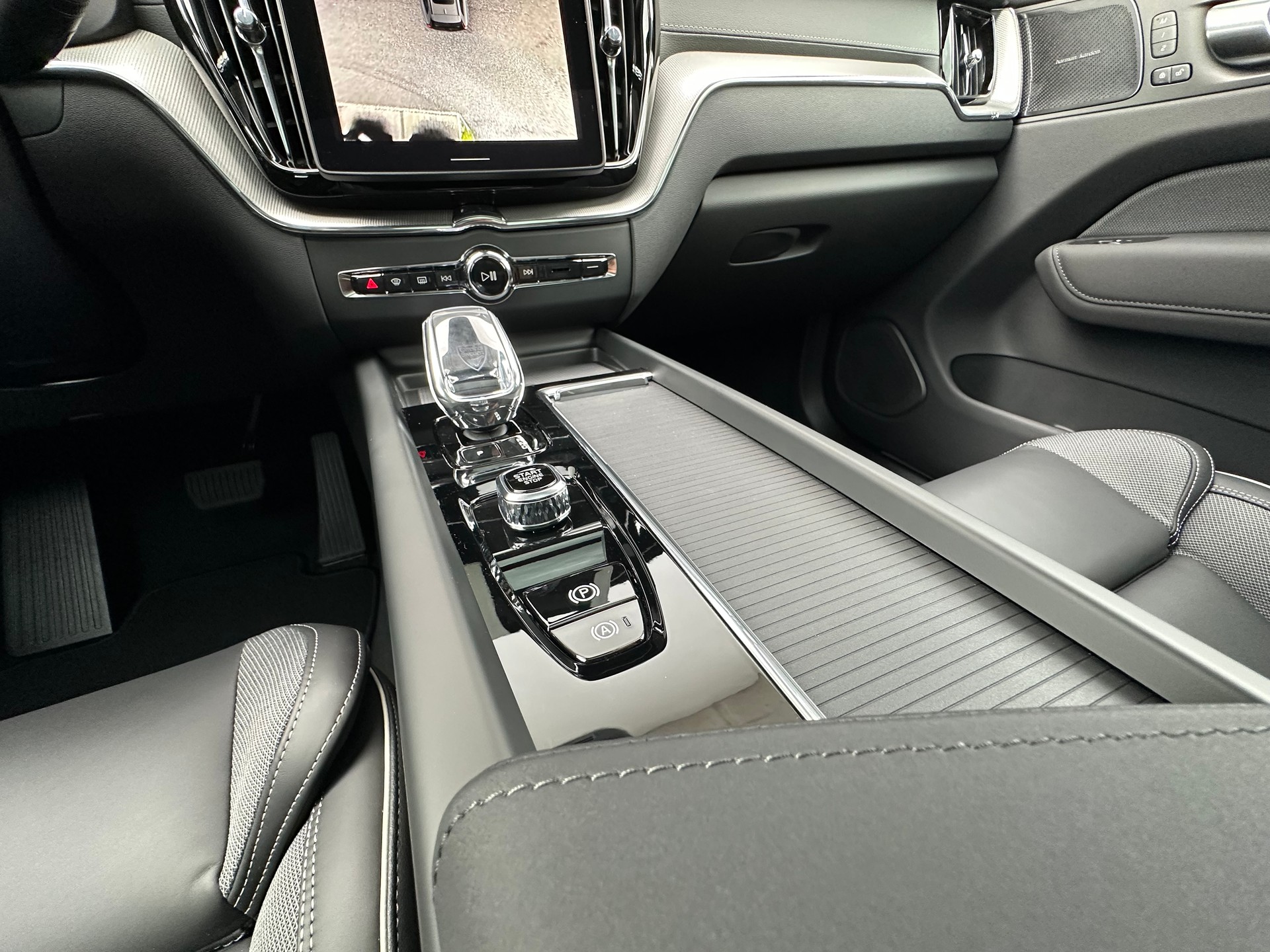 VOLVO XC60 2.0 T8 TE Black Edition eAWD-image-10