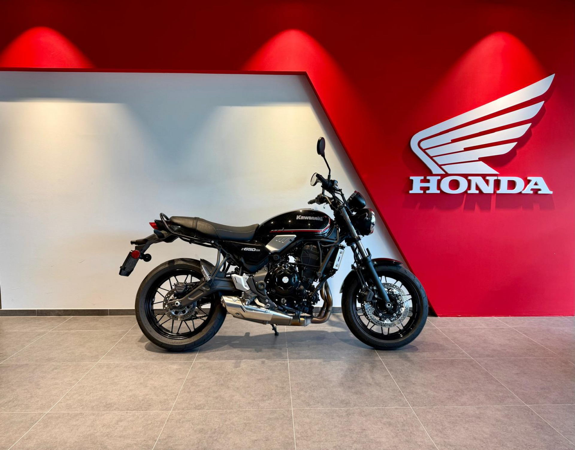 KAWASAKI Z 650 RS-showroom-element-1