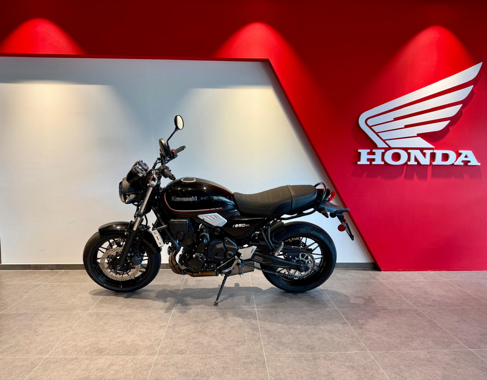 KAWASAKI Z 650 RS-showroom-element-2