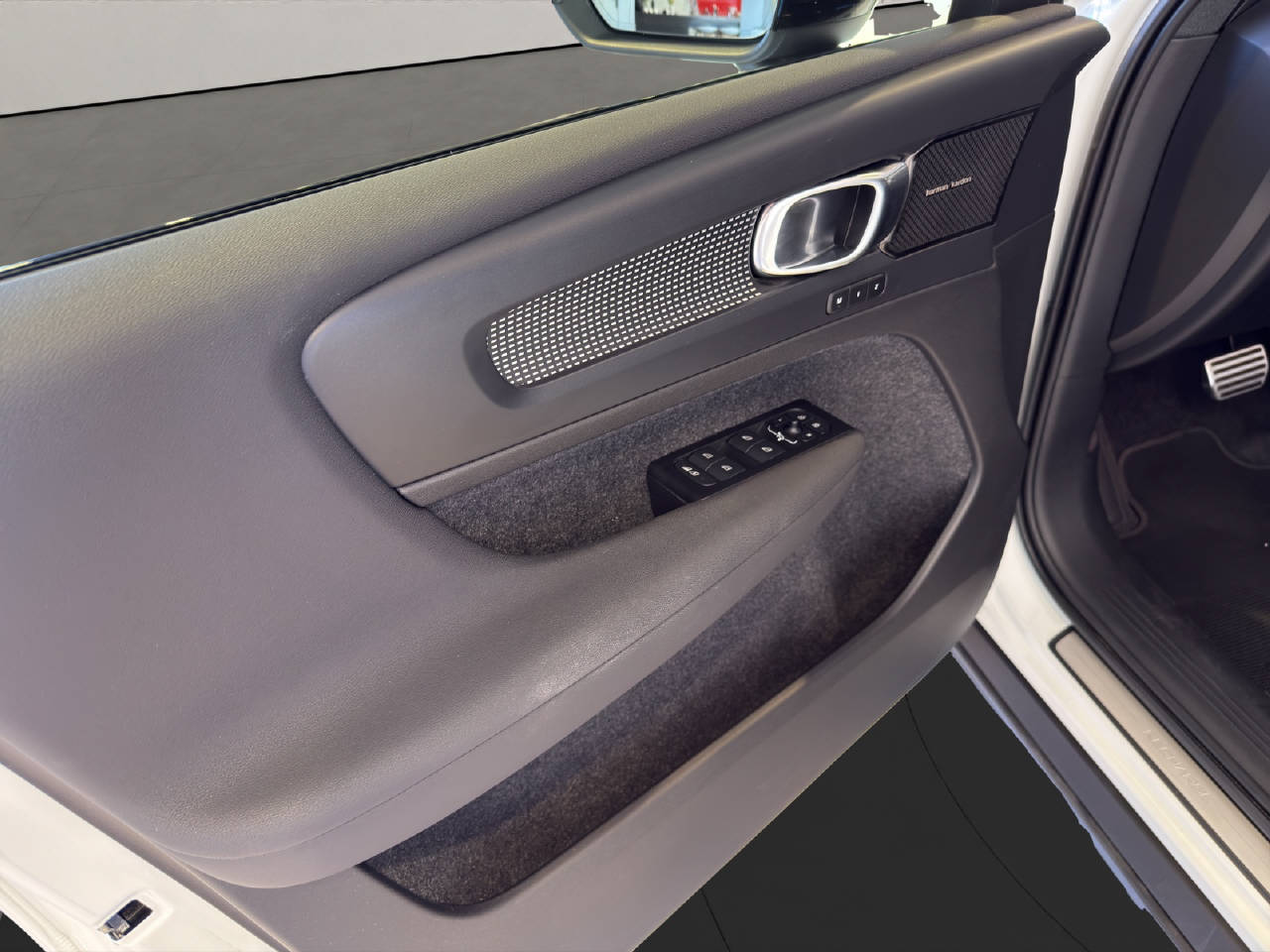 VOLVO XC40 P6 Ultimate-image-9