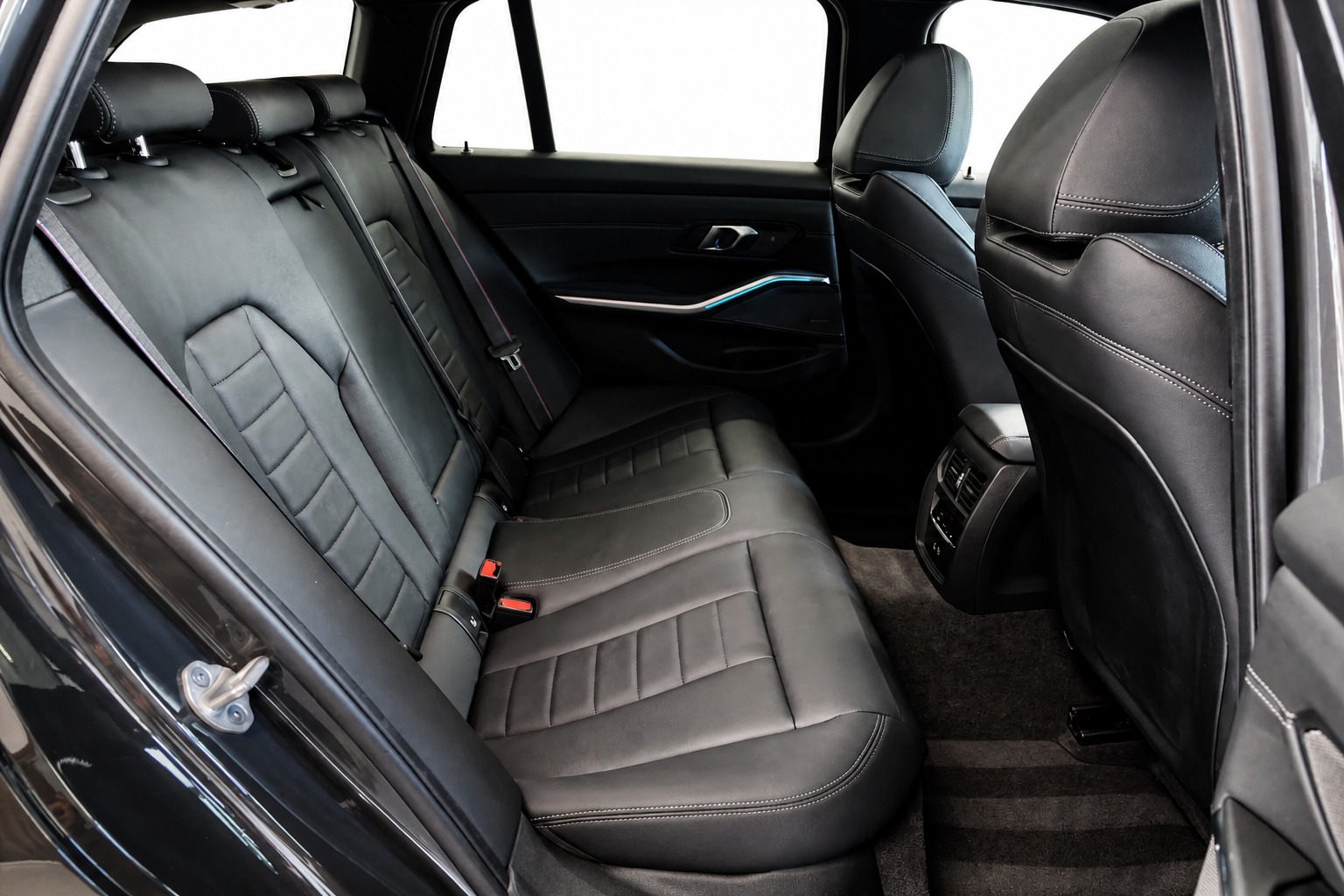 BMW M340i xDrive 48V Touring Steptronic M Sport Pro Individual-image-23