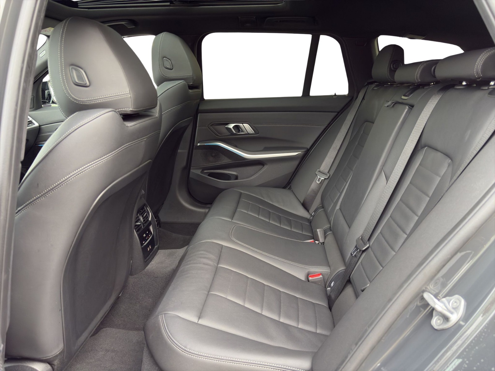 BMW M340i xDrive 48V Touring Steptronic M Sport Pro Individual-image-13