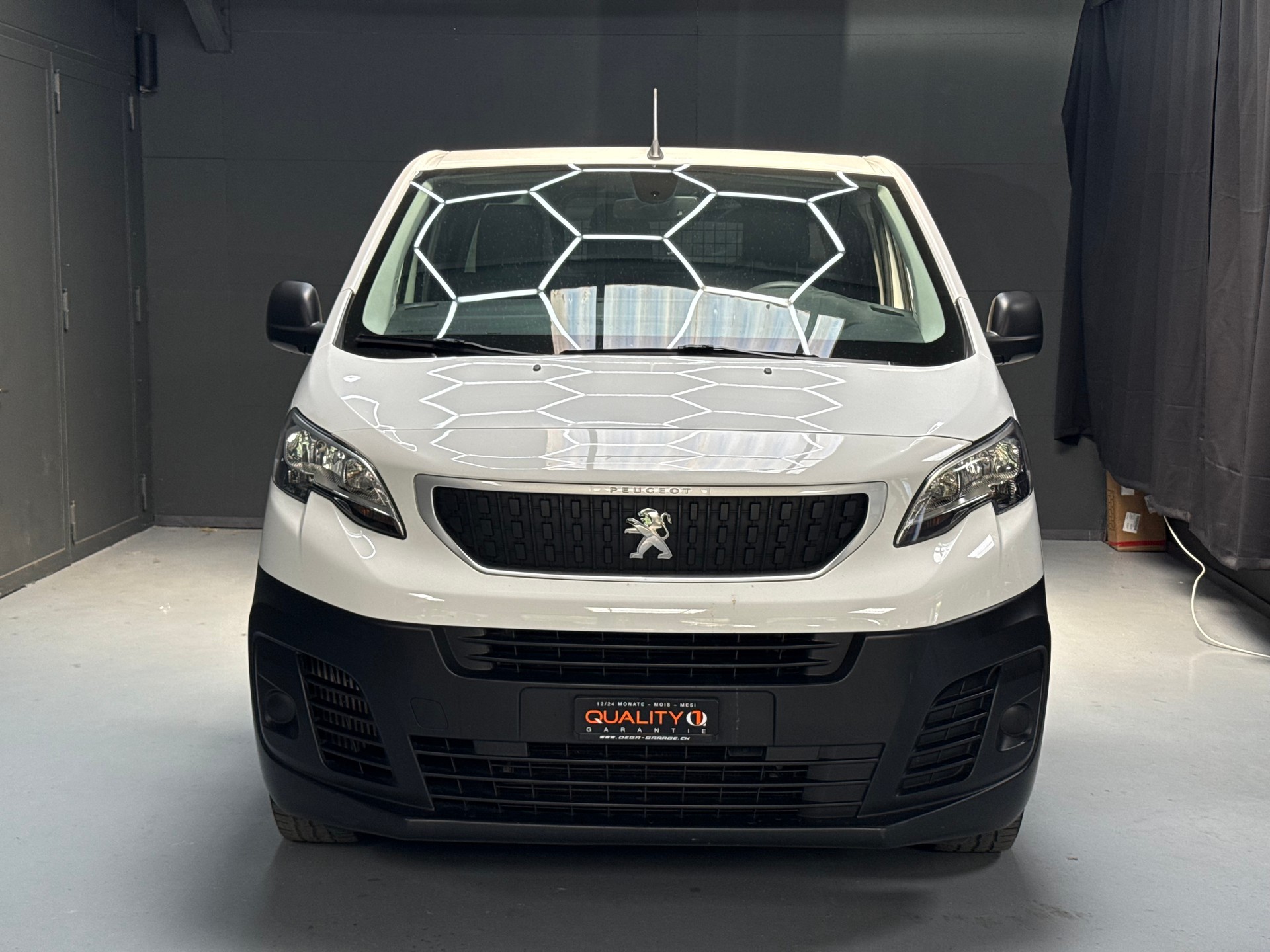 PEUGEOT Expert 2.0 BlueHDi 180 S&S Active Standard EAT6-image-1