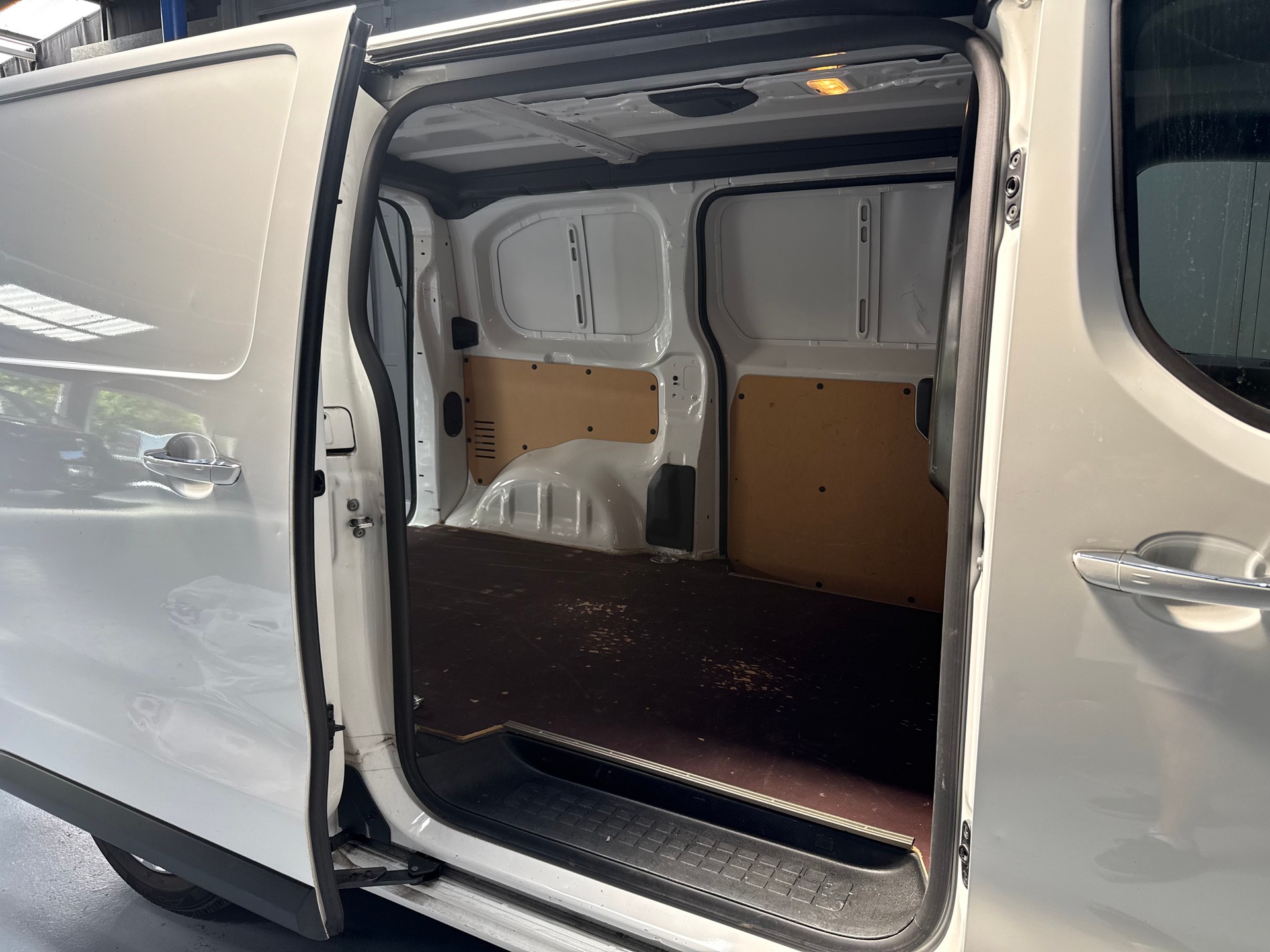 PEUGEOT Expert 2.0 BlueHDi 180 S&S Active Standard EAT6-image-6