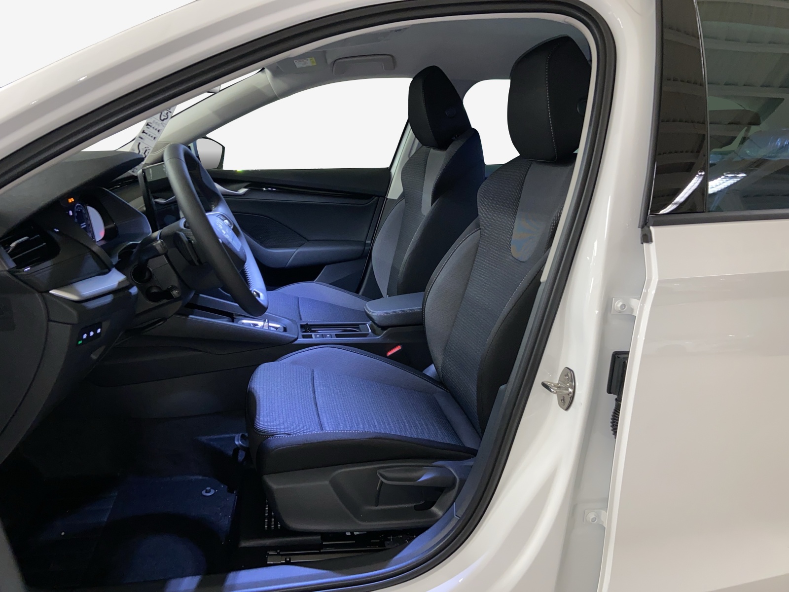 SKODA Octavia Combi 1.5 TSI mHEV DSG Selection-image-7