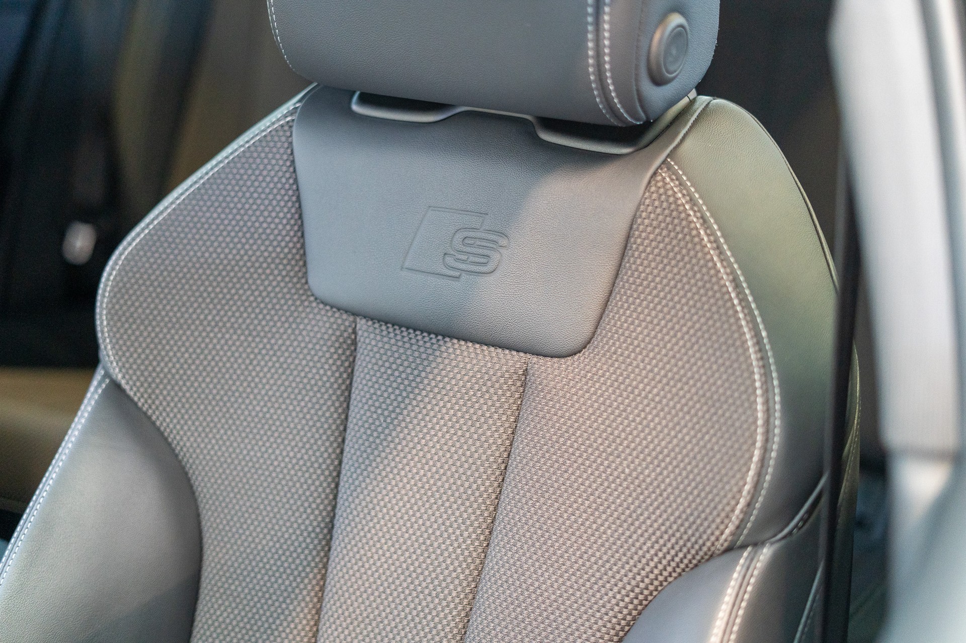 AUDI A4 Avant 2.0 40 TFSI S Line quattro S-Tronic / S-Line / Virtual Cockpit / Rückfahrkamera-image-9