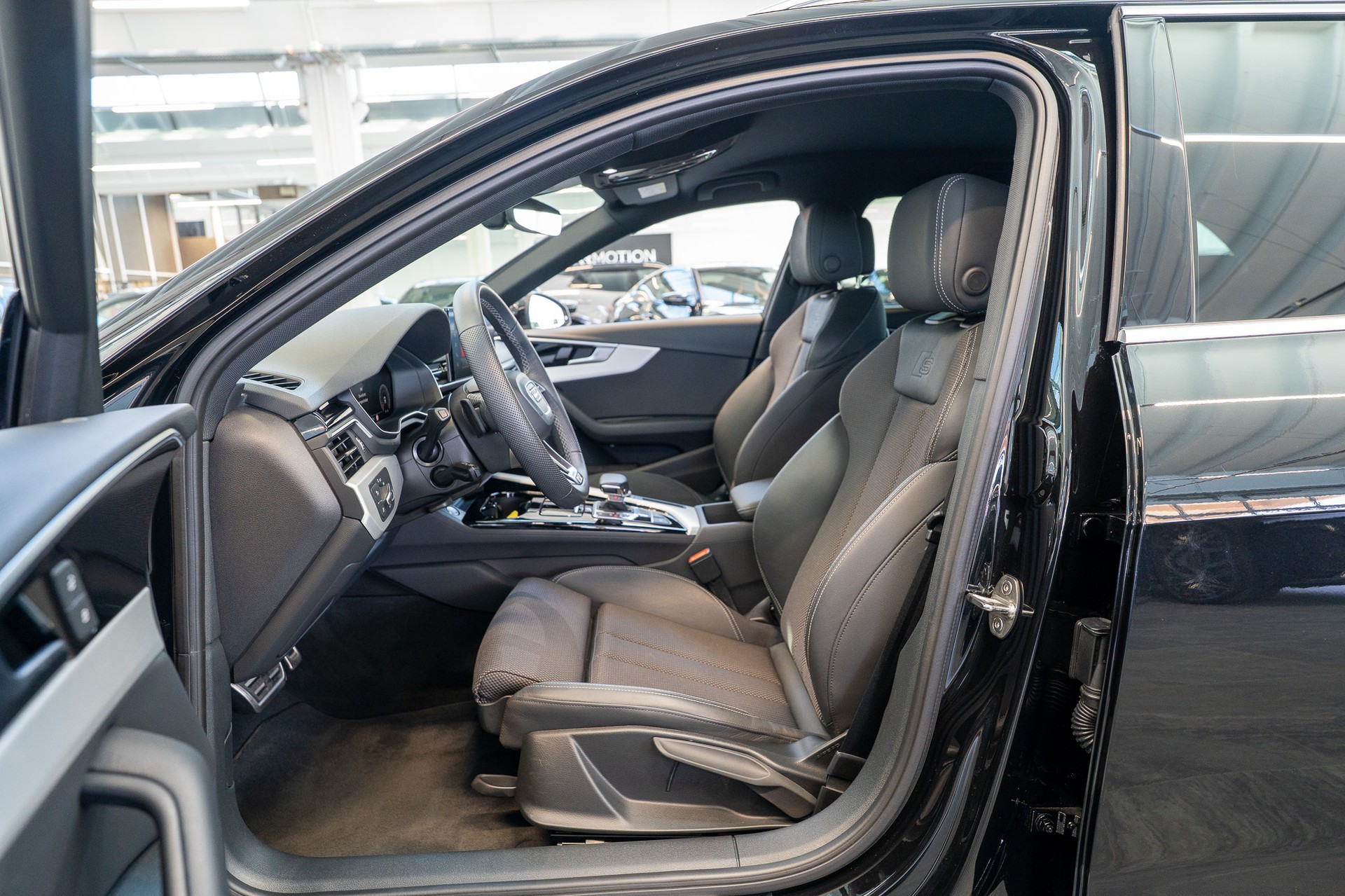 AUDI A4 Avant 2.0 40 TFSI S Line quattro S-Tronic / S-Line / Virtual Cockpit / Rückfahrkamera-image-10